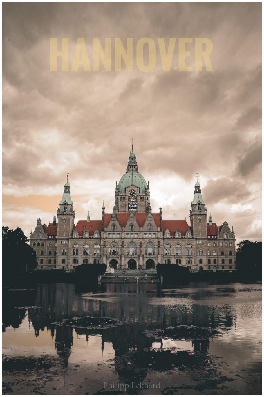 Neues Rathaus Hannover mit seiner markanten Kuppel unter dramatischem Wolkenhimmel, gespiegelt im Wasser des Maschparks.

Hanover New Town Hall with its distinctive dome beneath a dramatic cloudy sky, reflected in the water of Maschpark.