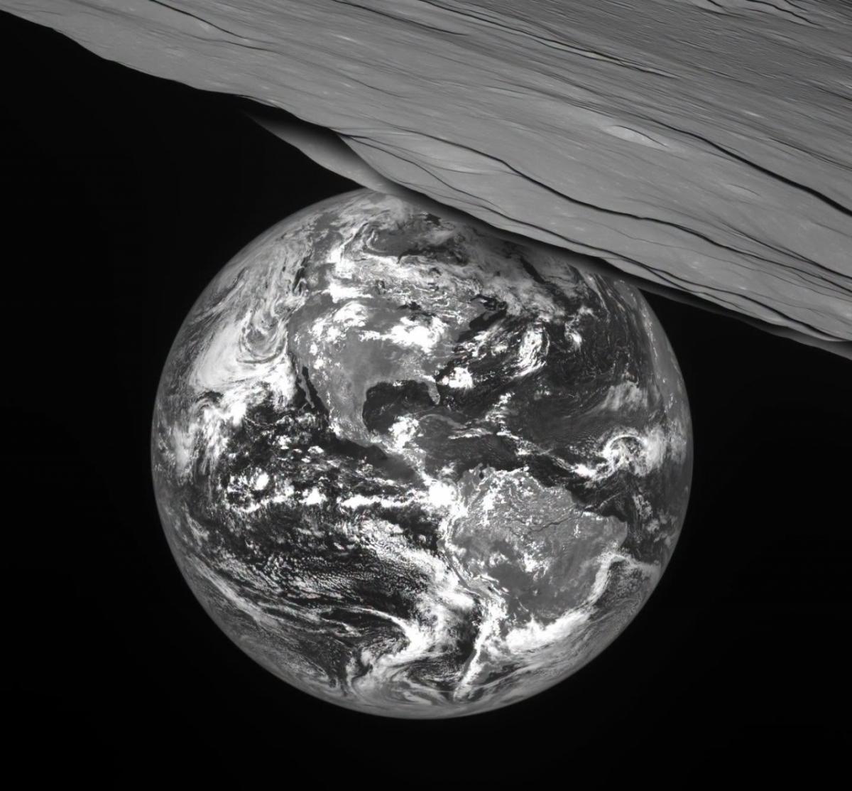 The Korean lunar orbiter Danuri succeeded in capturing the total eclipse observed on the European continent on the 12th (local time). The part of the shadow that touches the surface of the moon (top left) is a total solar eclipse. /Photo: Korea Aerospace Research Institute