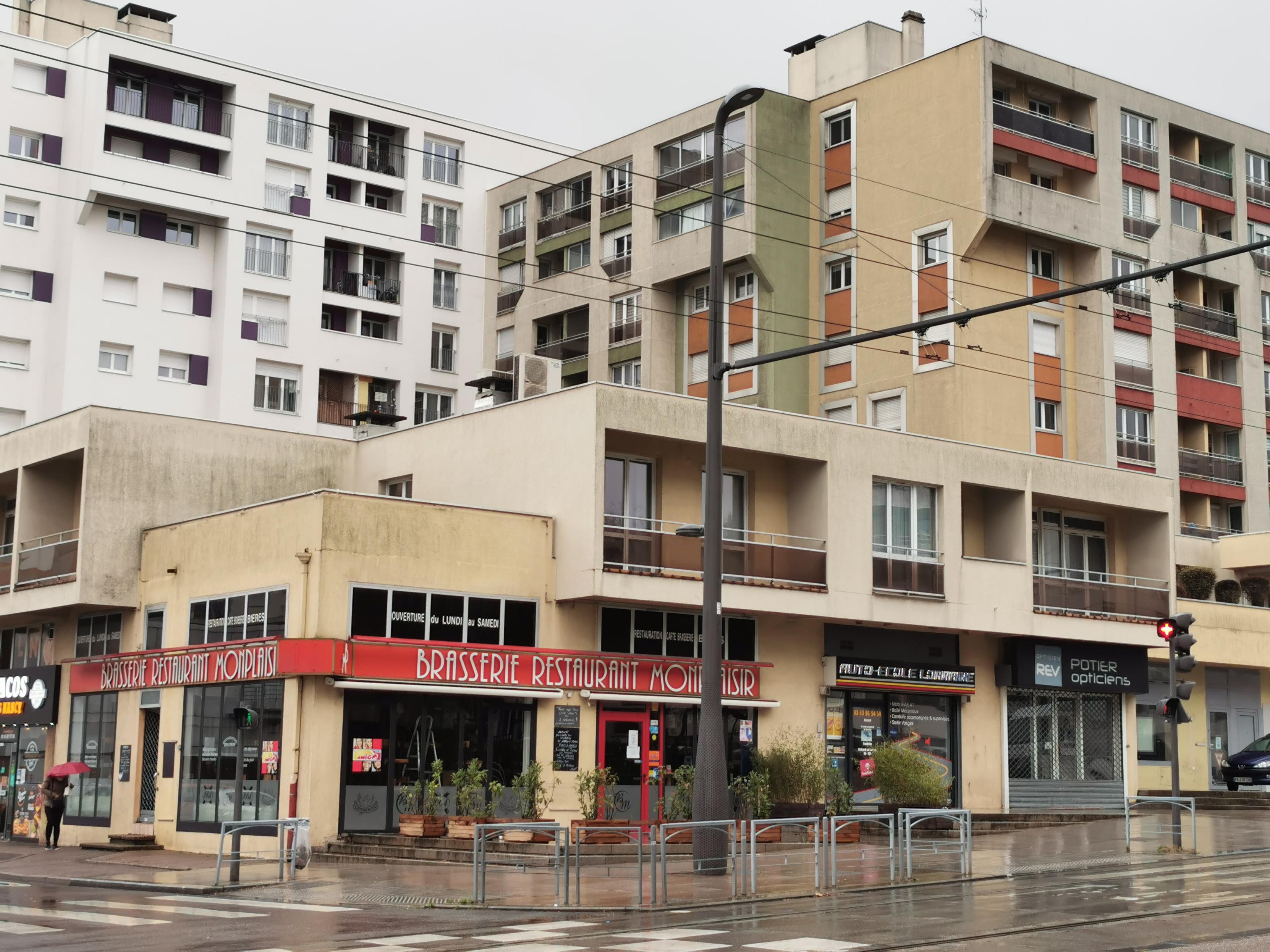 Brasserie insérée dans un bloc d'immeubles en banlieue de Nancy.