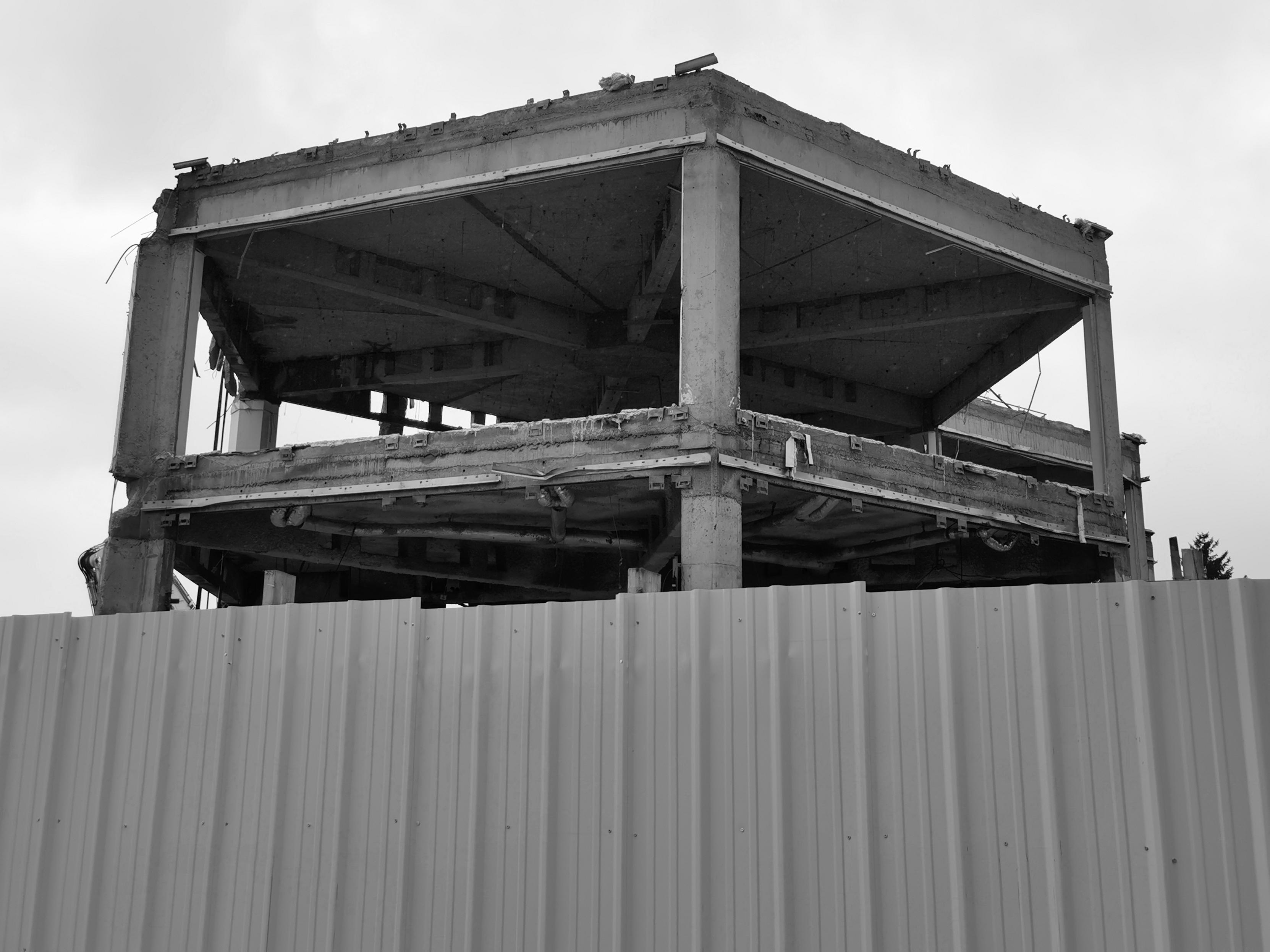 Destruction d'un bâtiment emblématique des années 1970 en banlieue de Nancy.