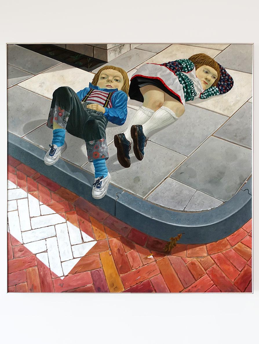 Een vierkant schilderij van een stoep op de hoek van een straat met daarop twee kinderen die op de straat lagen. De jongen ligt op zijn rug en kijkt ons aan. De jongen heeft witte gympjes, lichtblauwe sokken, een zwarte broek inclusief omslagen met bloemenmotief, een blauw hemd en lang haar. Het meisje rechts naast hem ligt op aar zij en heeft haar linkerarm onder haar hoofd. Het meisje heeft zwarte schoenen, witte kousjes tot onder haar knieën en een groene jurk met witte onderkant. De kinderen liggen met hun veten naar ons toe. het ineen zonnige dag. Het schilderij klopt qua perspectief niet. Onder de donkergrijze trottoirband zie je de straat met helder rode bakstenen en een wit vlak van het zebrapad.
