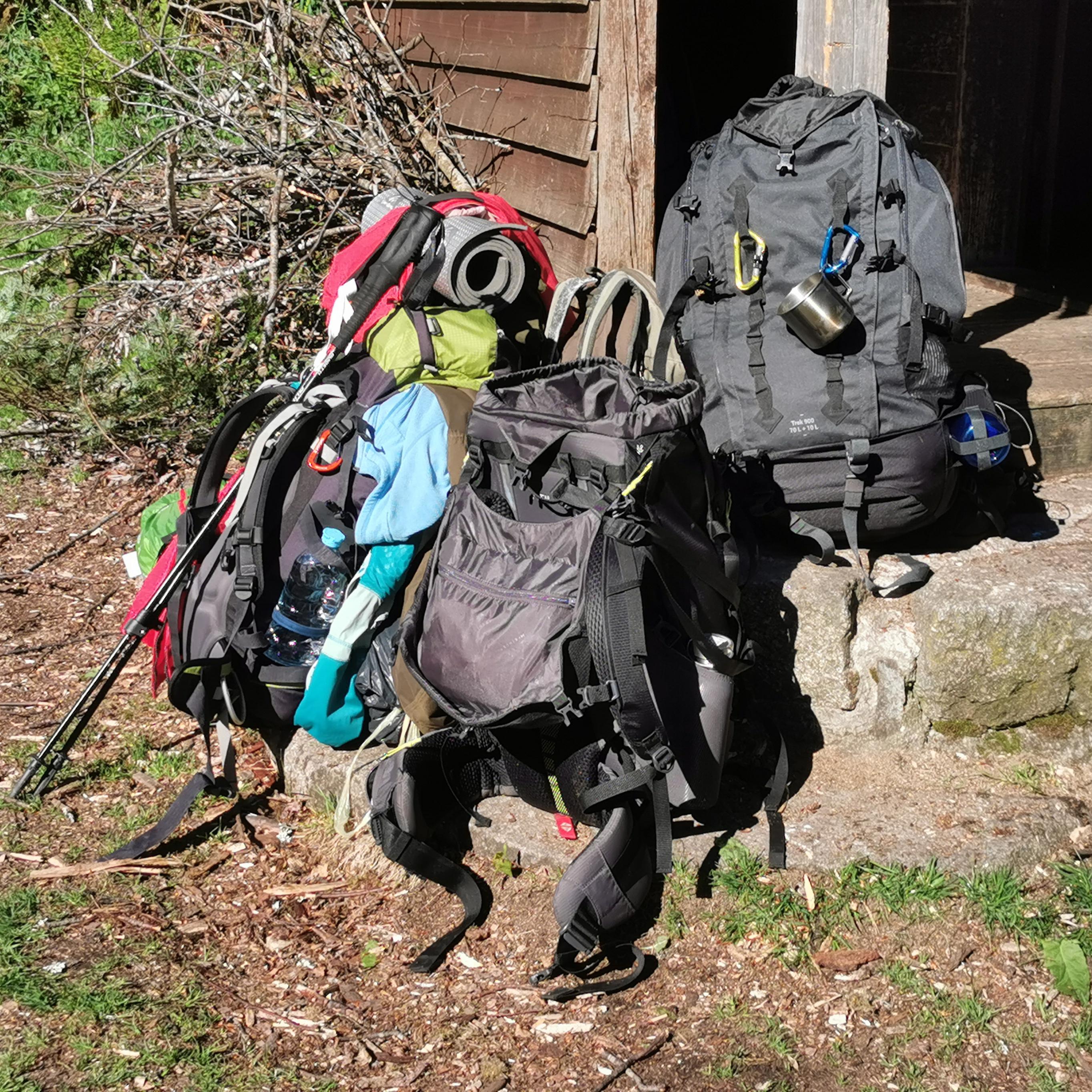 Trois sacs de randonnée lourdement chargés