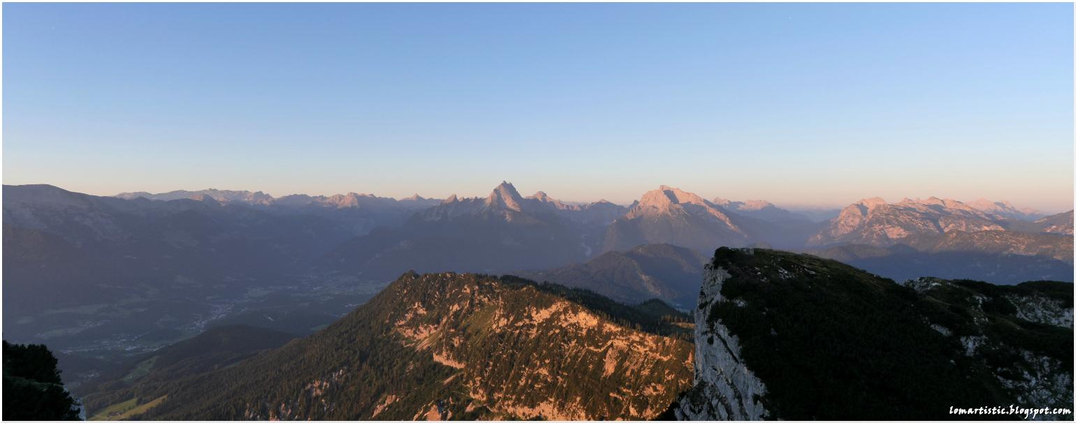 Bergpanorama im leichten Rot der Sonne