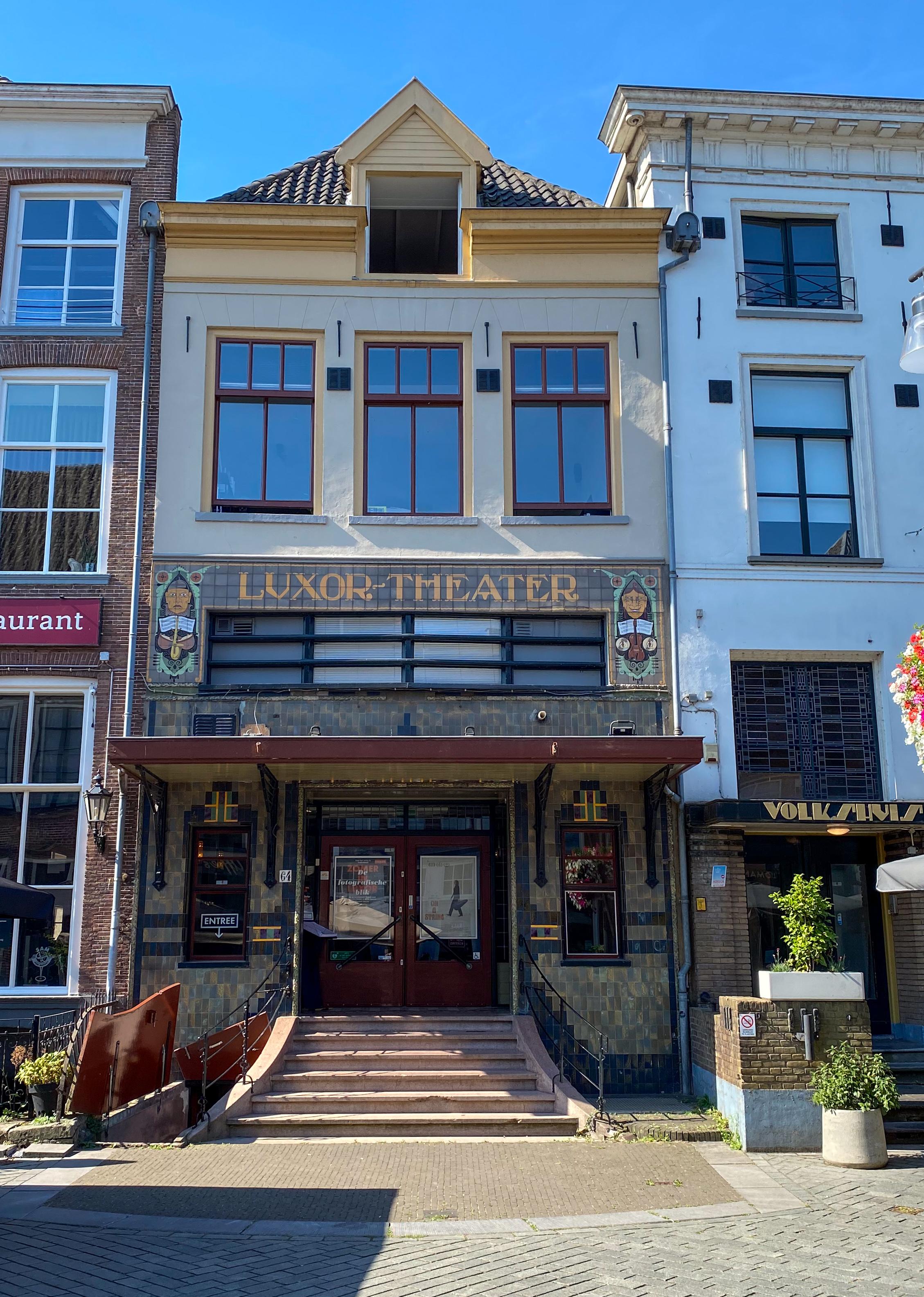 Filmtheater met stenen trap naar verhoogde ingang