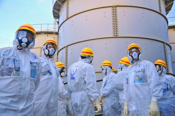 Ein Expertenteam der IAEA begutachtet am 27. November 2013 die Wasserspeicher des Kernkraftwerks Fukushima Daiichi von TEPCO. Die Experten bewerten die japanischen Bemühungen zur Stilllegung des havarierten Kernkraftwerks. Foto: Greg Webb / IAEA
Quelle: https://commons.wikimedia.org/wiki/File:Water_Storage_Tanks_%2802813604%29.jpg
Lizenz: cc-by-sa-2.0