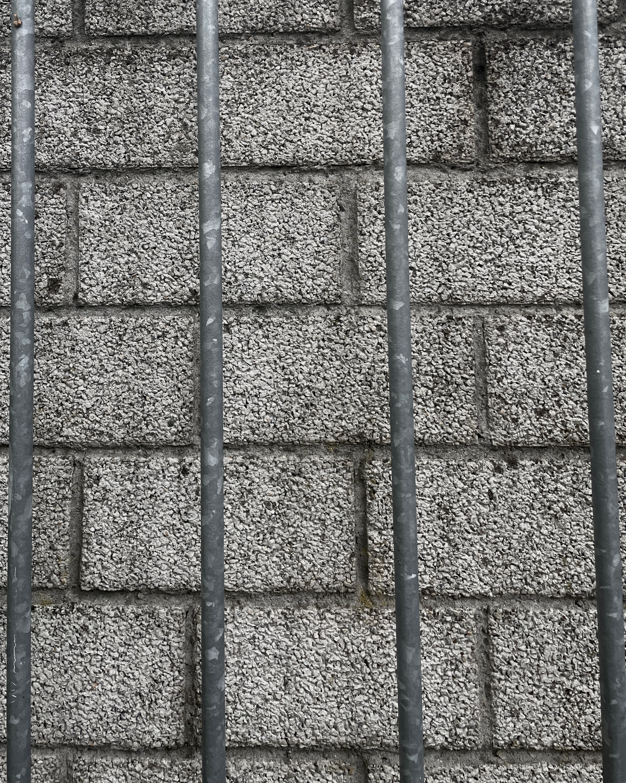 steinmauer und Metallstäbe