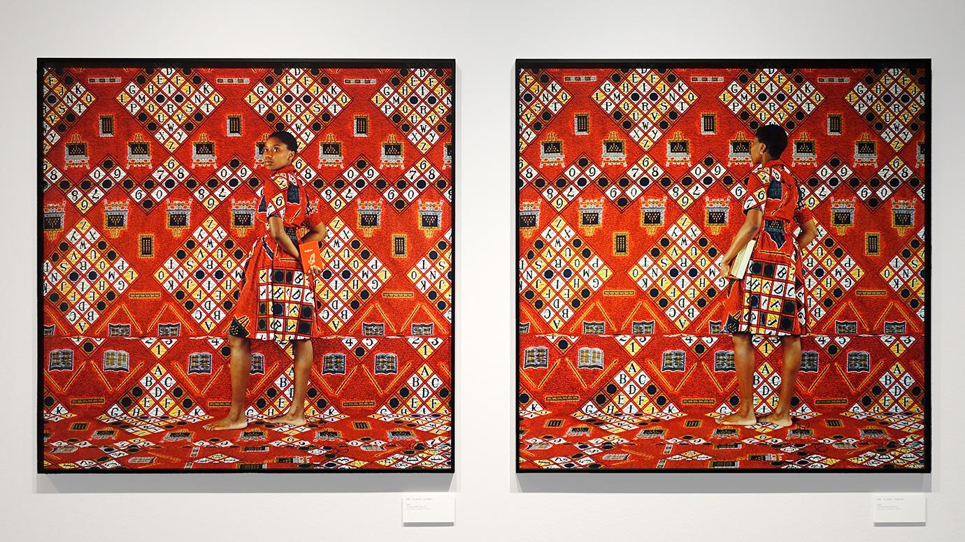 Twee vierkanten foto's naast elkaar met op de achtergrond de typisch Afrikaanse bedrukking van de stof uit de Nederlandse Vlisco stoffenfabriek in een rode achtergrond met cijfers en getallen in rechthoekige kaders in geel en zwart. De fotografe heeft een jurk met dezelfde stof als de achtergrond zodat alleen haar benen en gezicht echt opvallen. Ik haar hand heeft ze een bijbel.