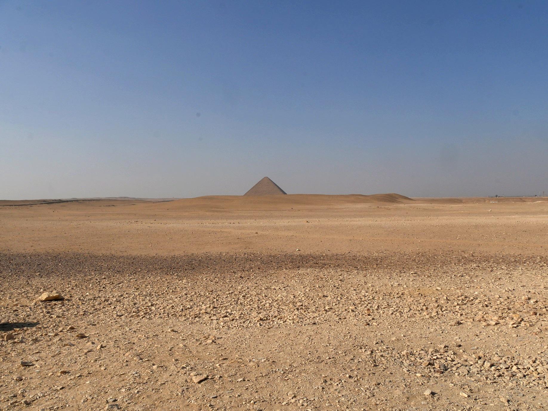 Rote Pyramide inmitten der Wüste westlich von Kairo. Es ist nur die Spitze der 104 m hohen, 2400 Jahr alten Pyramide zu erkennen. Ägypten 2023