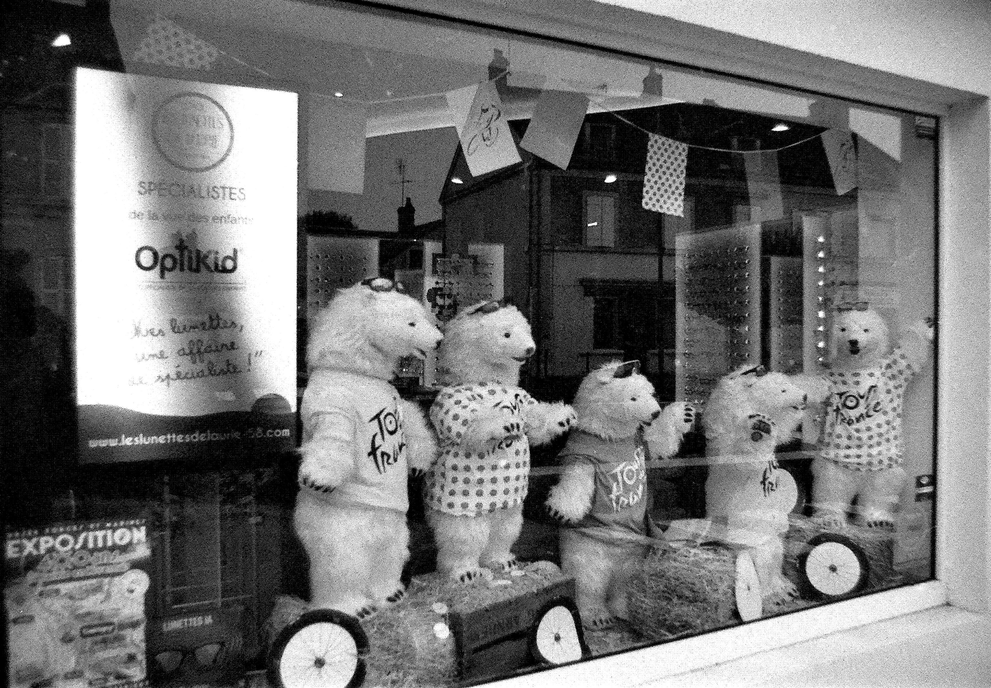 des nounours du tour de france dans une vitrine