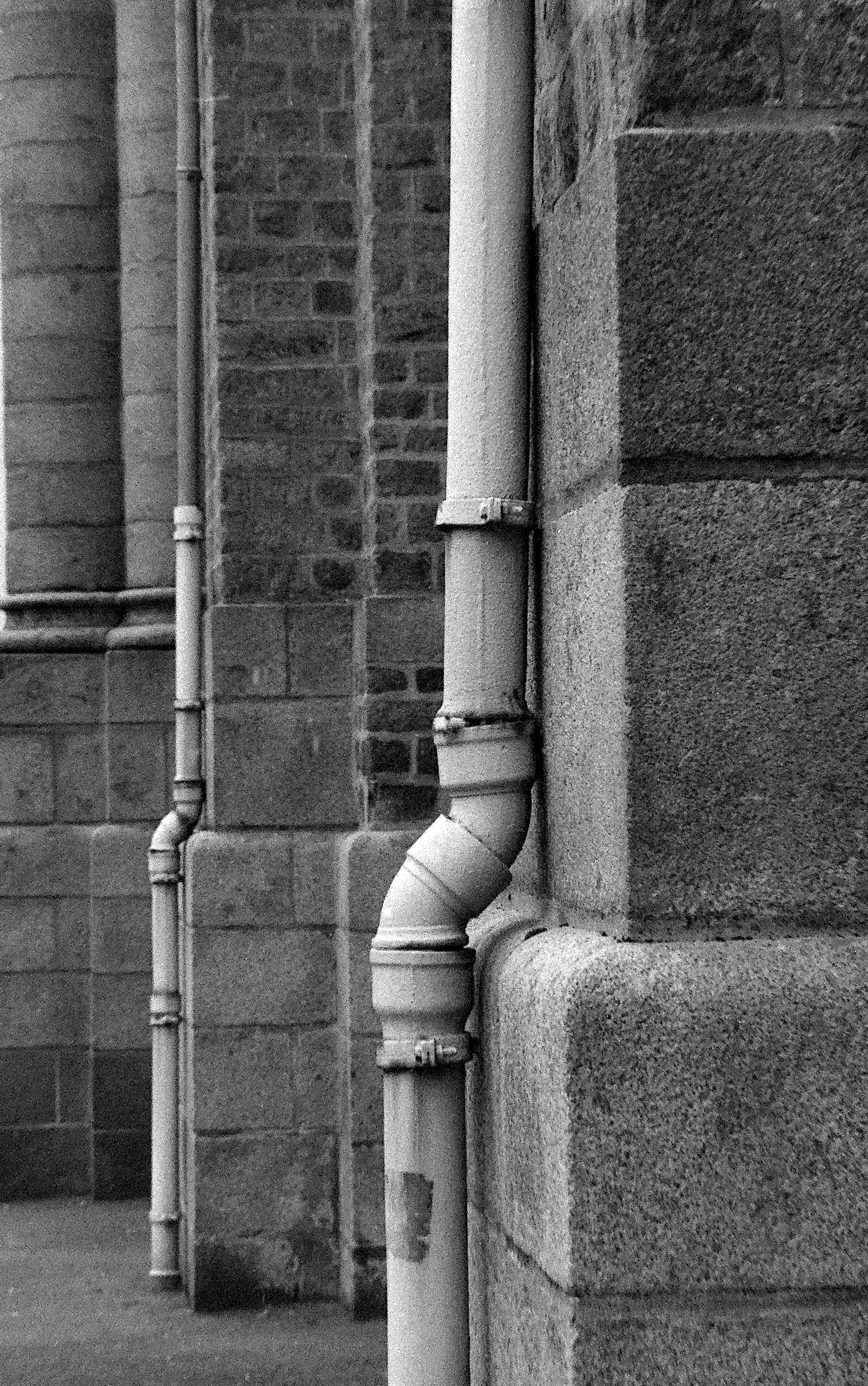 une descente d'eau le long d'un batiment