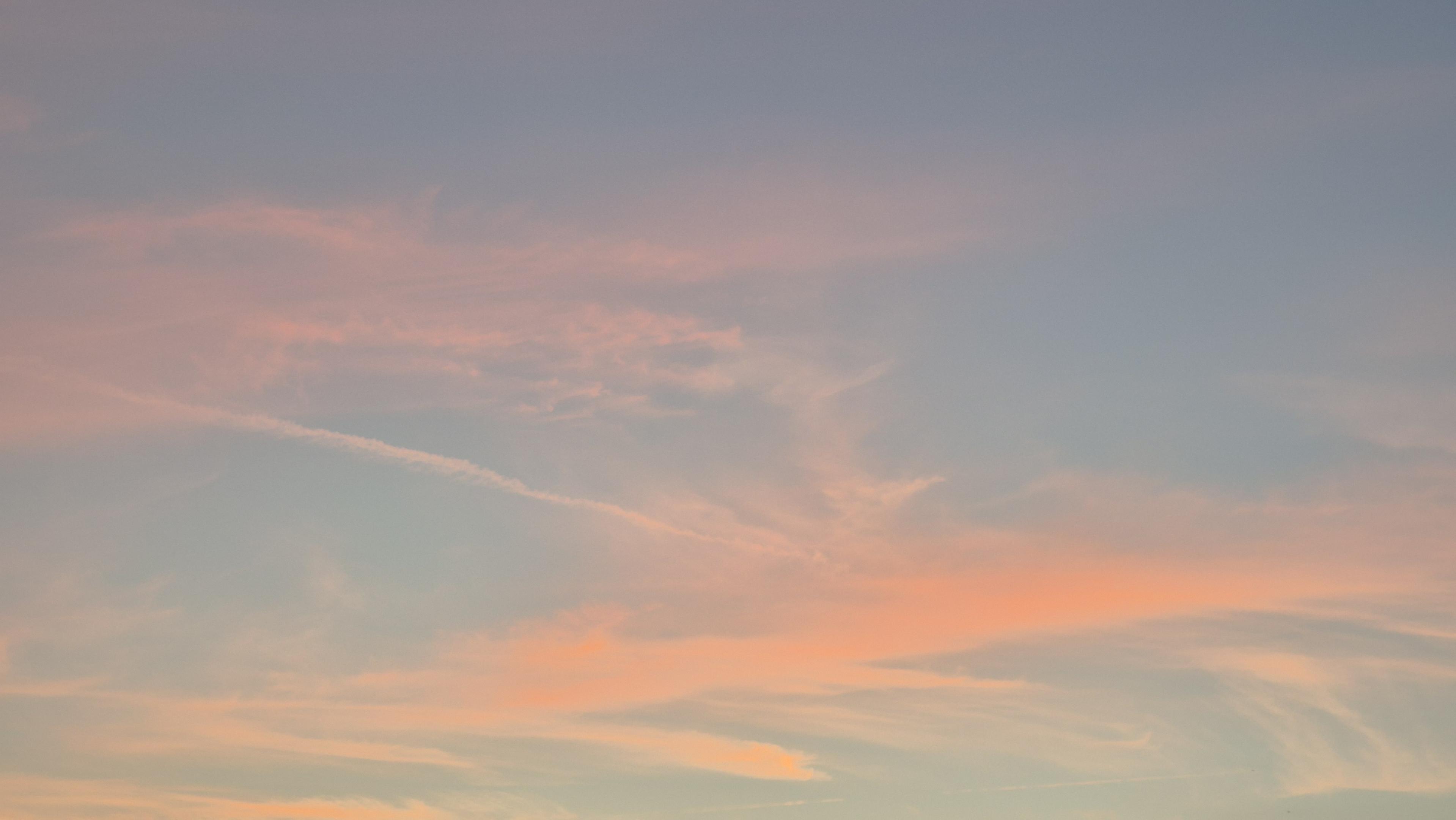 Rote Wolken am Abendhimmel. /
Red clouds in the evening sky.