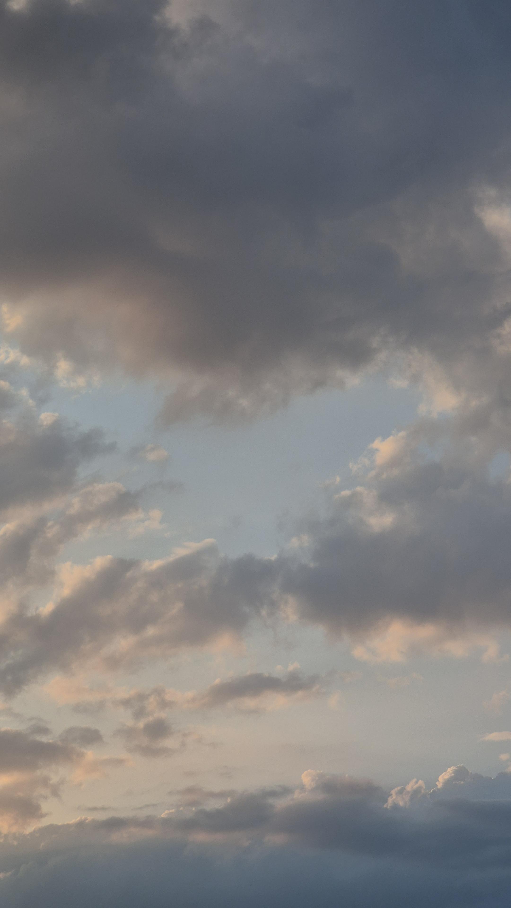 Dunkle Wolken am Abendhimmel. /
Dark clouds in the evening sky.