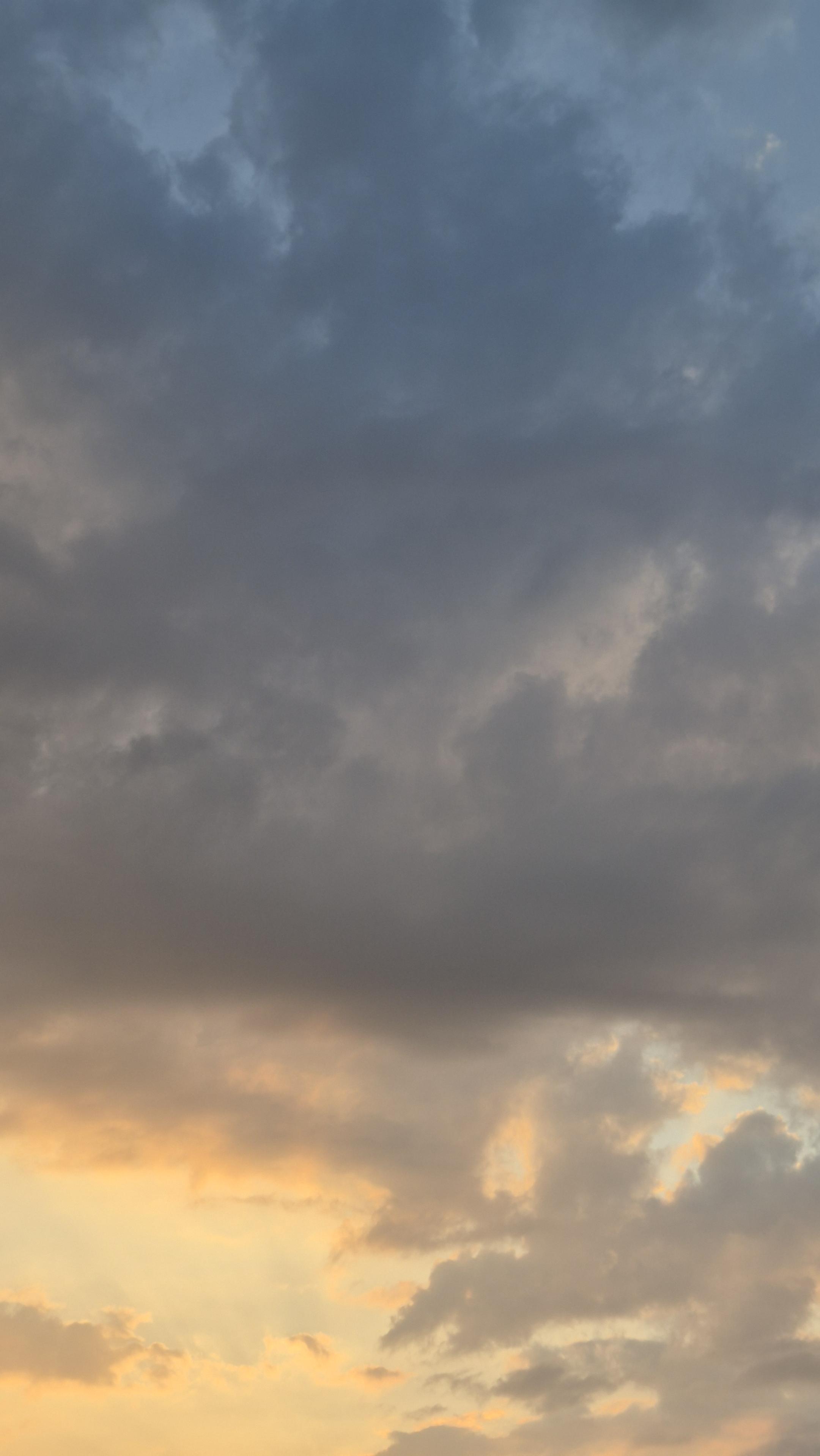 Dunkle, teilweise rote Wolken am Abendhimmel. /
Dark, partly red clouds in the evening sky.