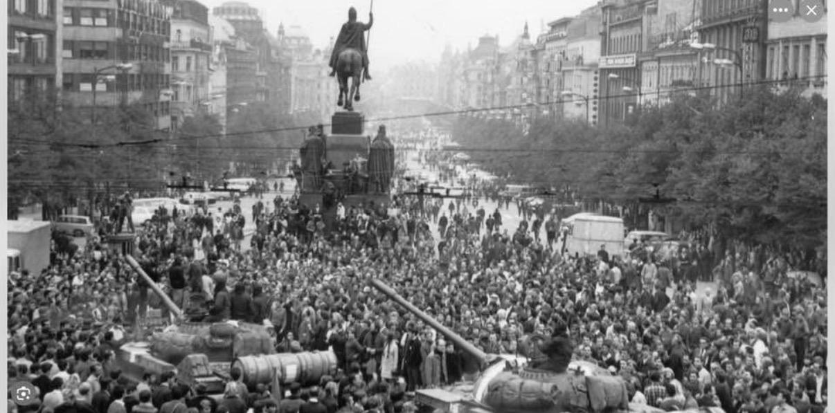 Das Foto zeigt sowjetische Panzer in einer Menschenmenge auf dem Wenzelsplatz in Prag