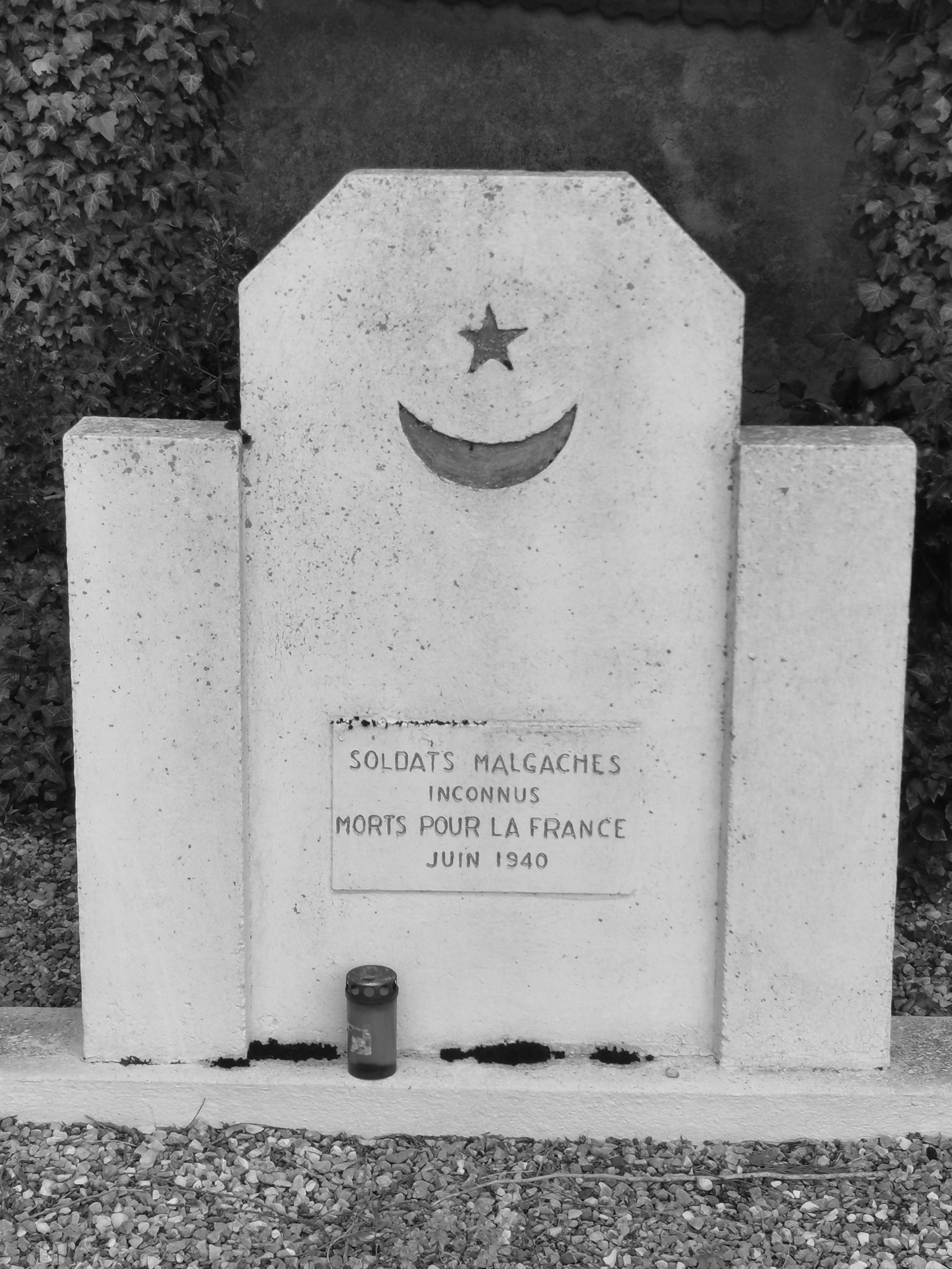 Tombe collective pour les soldats malgaches tués en juin 1940.