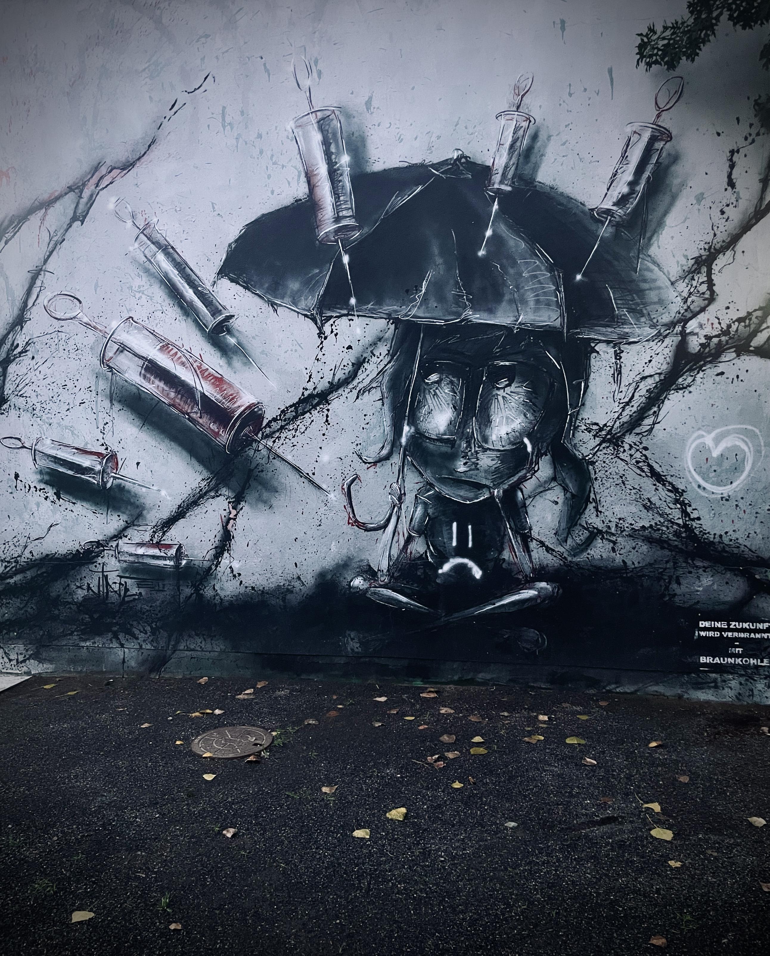 Graffiti Kunst, Mädchen unter Regenschirm wird von Spritzen angegriffen
