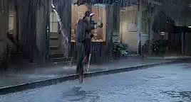 Szene aus dem Musical-Film "Singin' in the rain": Gene Kelly alias Don Lockwood tanzt im Regen.
