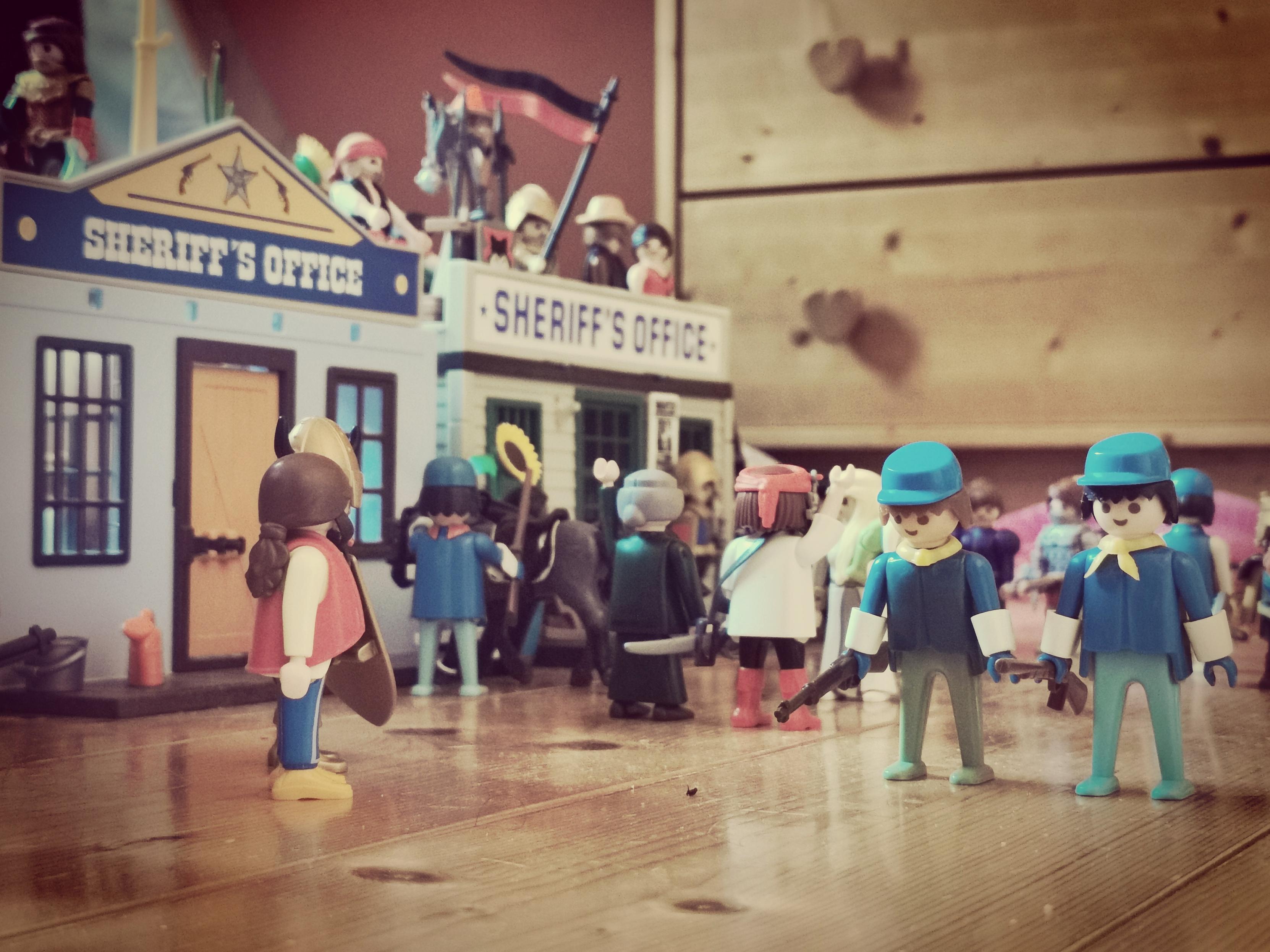 Scène de rue mélangeant les époques avec des figurines playmobils