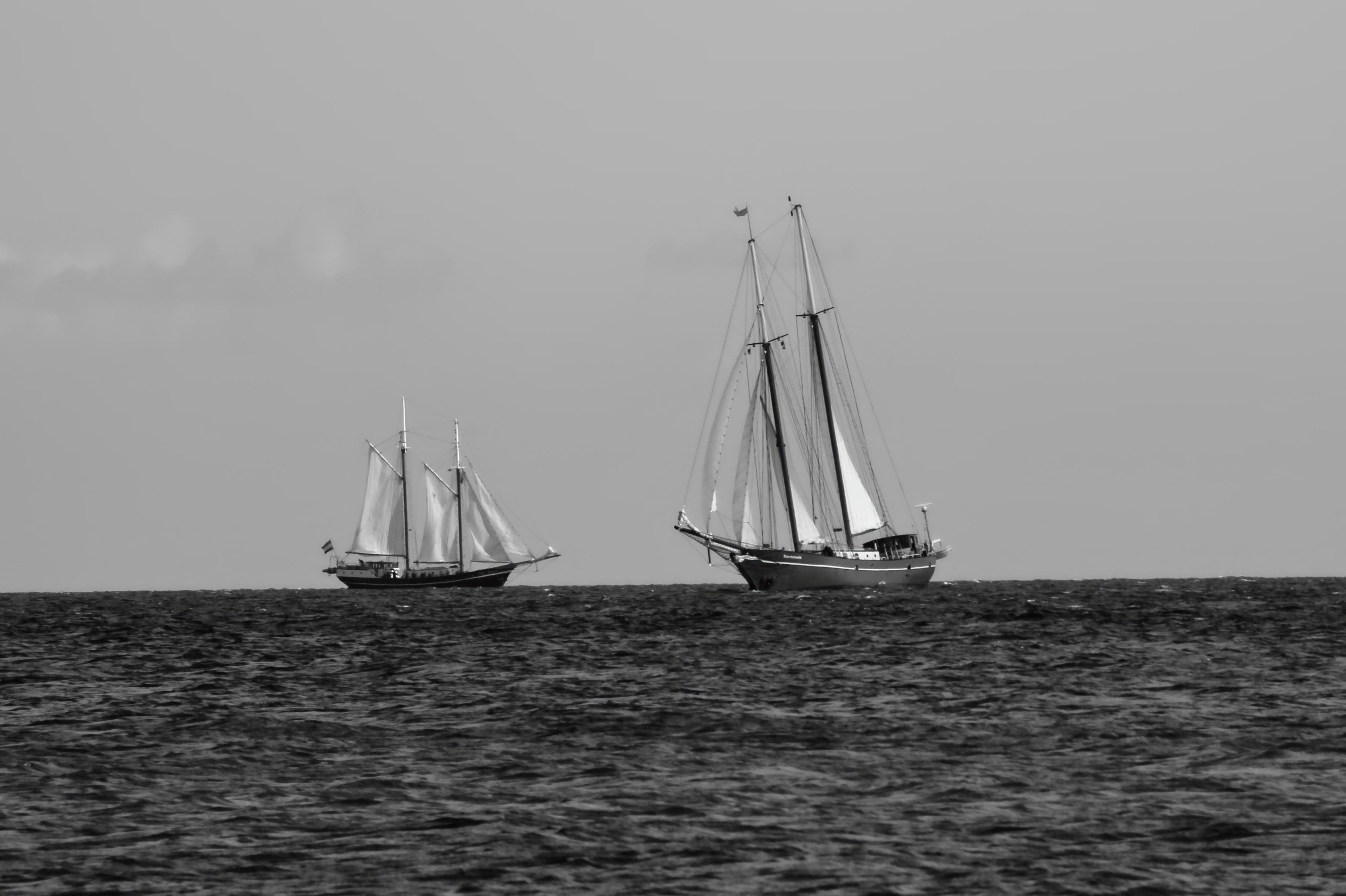 Schwarzweiss-Foto von zwei Segelschiffen auf der Ostsee, die sich tiefenversetzt begegnen.