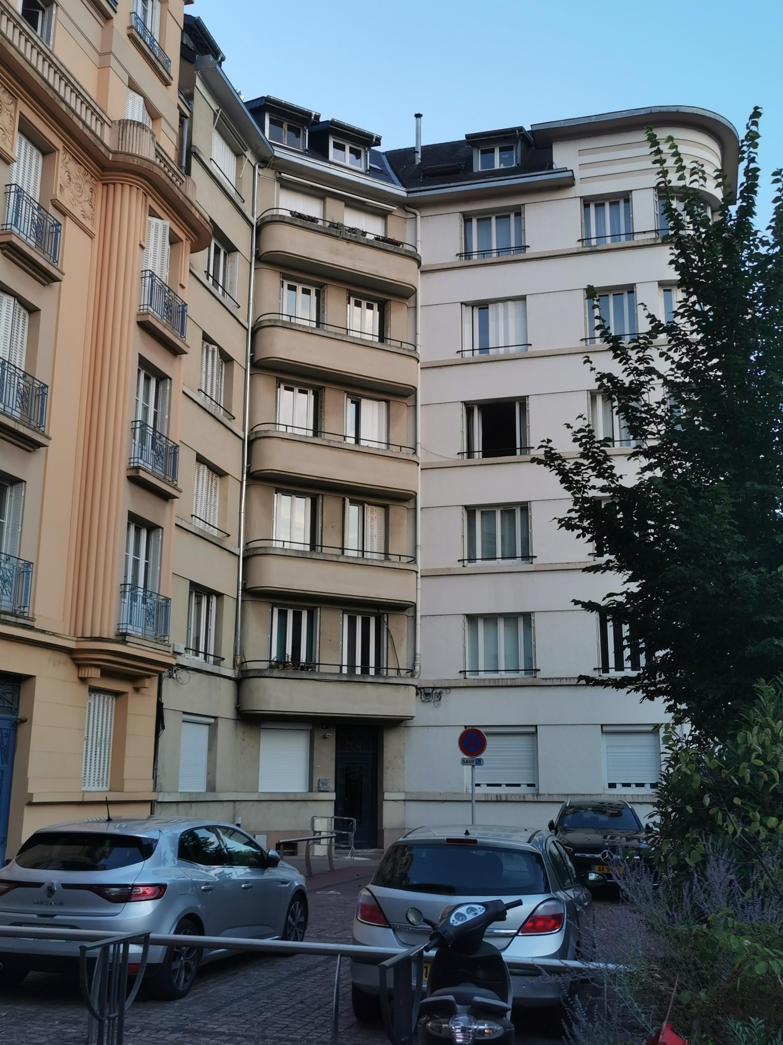 Façade d'un immeuble en angle creux dans la ville de Metz.