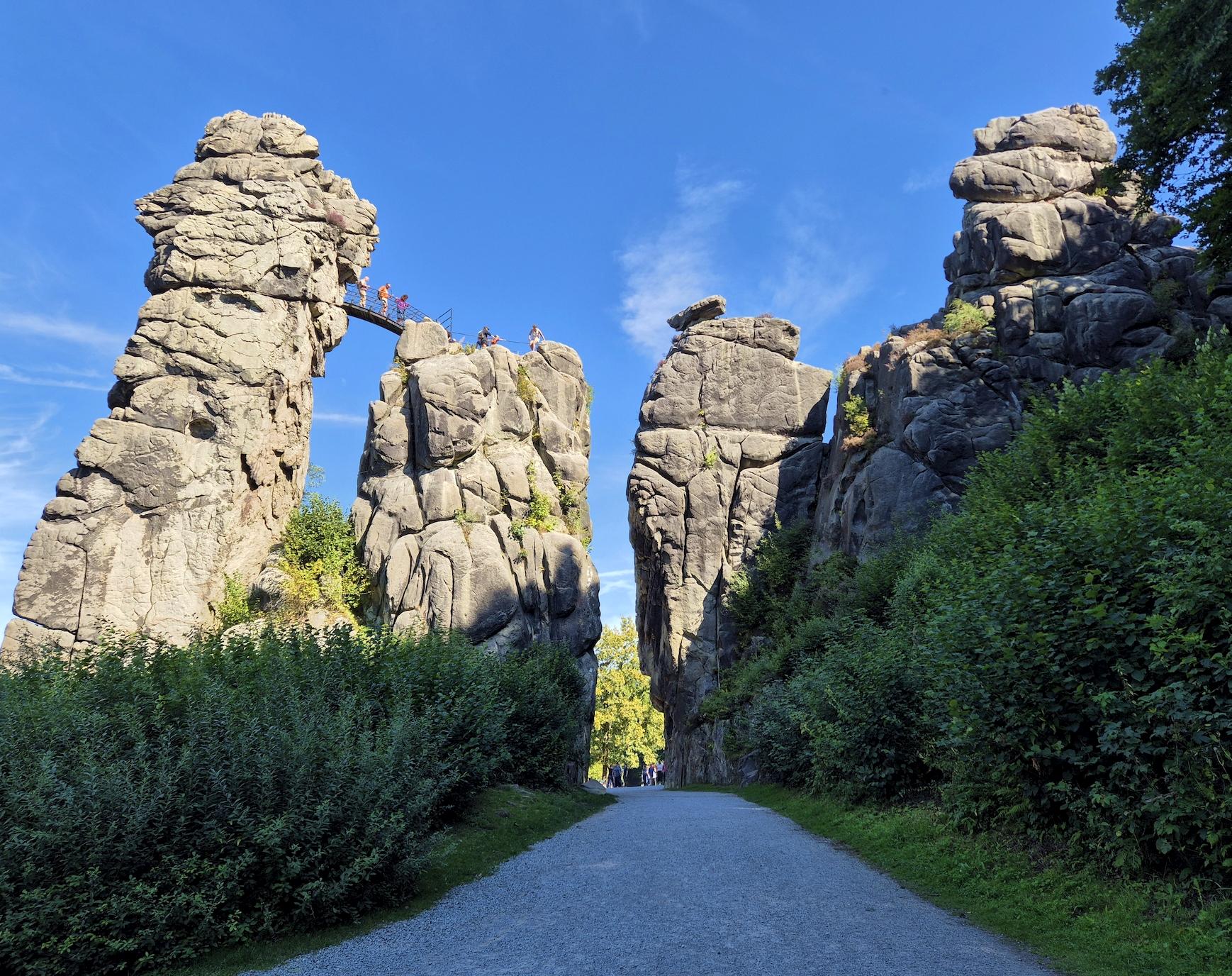 Die beeindruckenden Externsteine im Teutoburger Wald. Die ca. 40 m hohen Sandsteinfelsen sind seit jeher ein besonderer Ort. Im Dritten Reich als germanische Kultstätte vereinnahmt, ziehen sie heute viele Touristen und Esoteriker an.