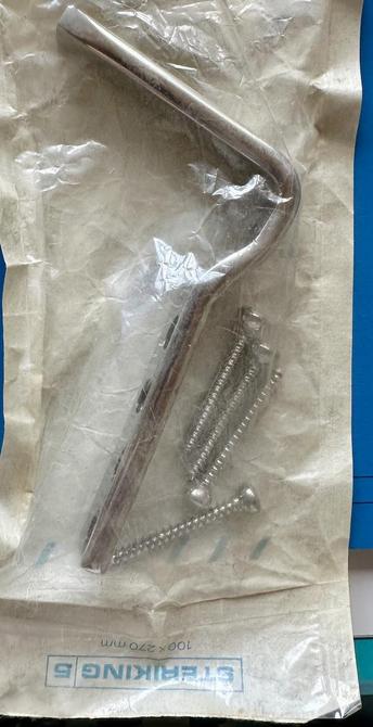 Winkelförmige Knochenplatte, im unteren Bereich sieht man die Löcher und die dazugehörenden rund 20mm langen Metallschauben. Alles in einem medizinischen Beutel mit Klarsichtfenster.