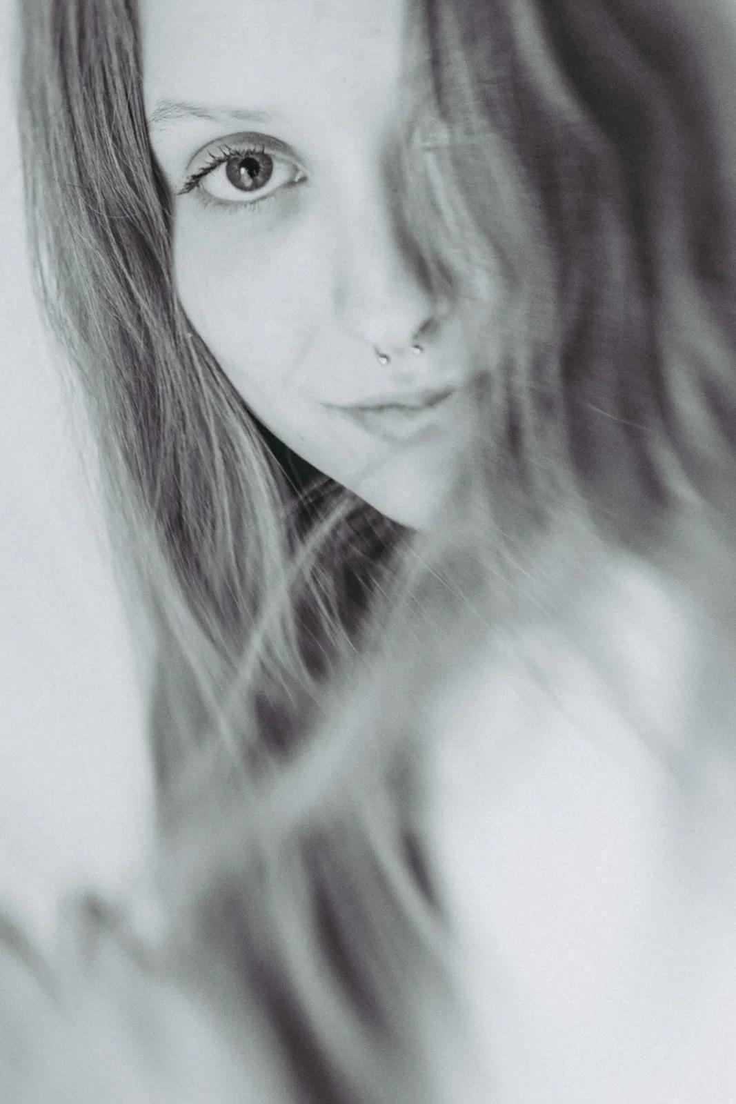 Mujer rubia de pelo largo.