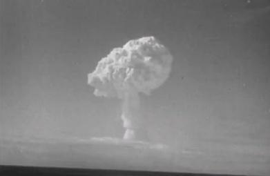 „Opération Canopus" Explosion
Quelle: Journal Les Actualités Françaises - https://www.ina.fr/video/AFE86001259
Lizenz: Fair use