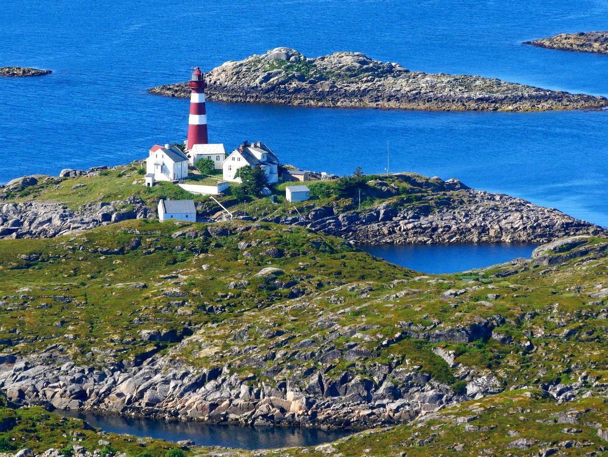 Leuchtturm auf der kleinen Postkarteninsel Skrova auf den Lofoten. Die Insel ist den Lofoten vorgelagert und eignet sich hervorragend für traumhafte Wanderungen mit Panoramablick über Berge und Meer. Norwegen 2025