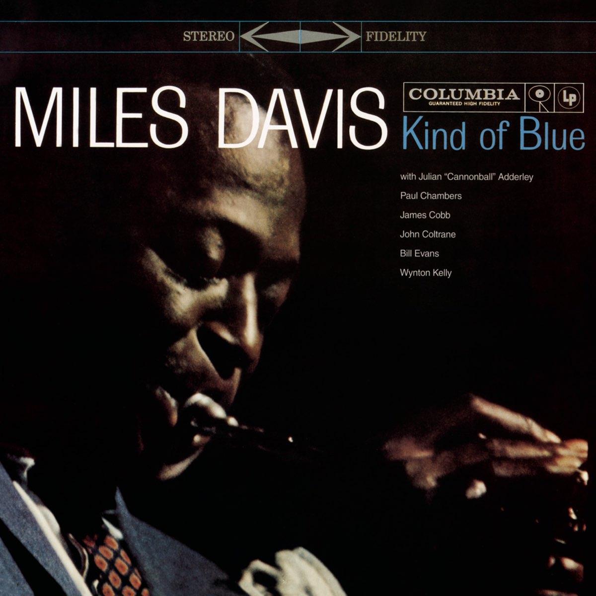 Copertina dell’album jazz Kind of Blue di Miles Davis. Su uno sfondo quasi completamente nero, si vede in primo piano il volto di Miles Davis, parzialmente immerso nell’ombra, mentre suona la tromba. In alto compaiono la scritta “MILES DAVIS” e il titolo “Kind of Blue”, insieme ai nomi degli altri musicisti dell’album