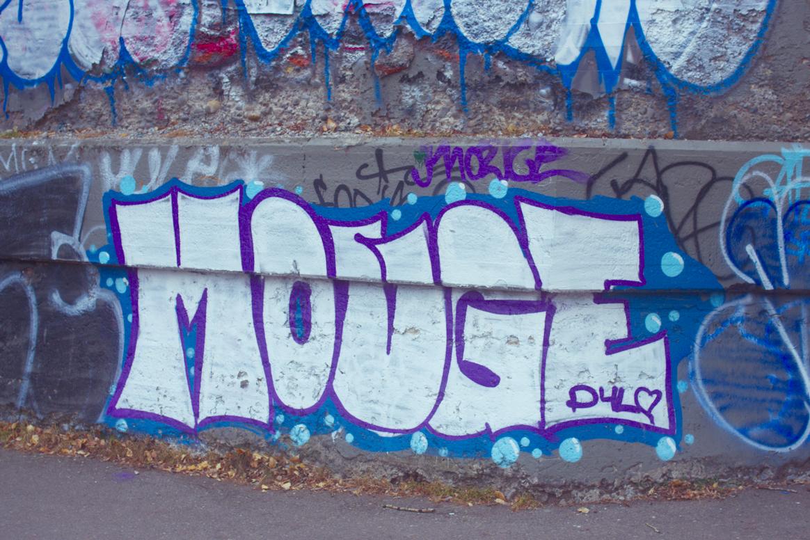 Simple burner that says "MOUGE".
