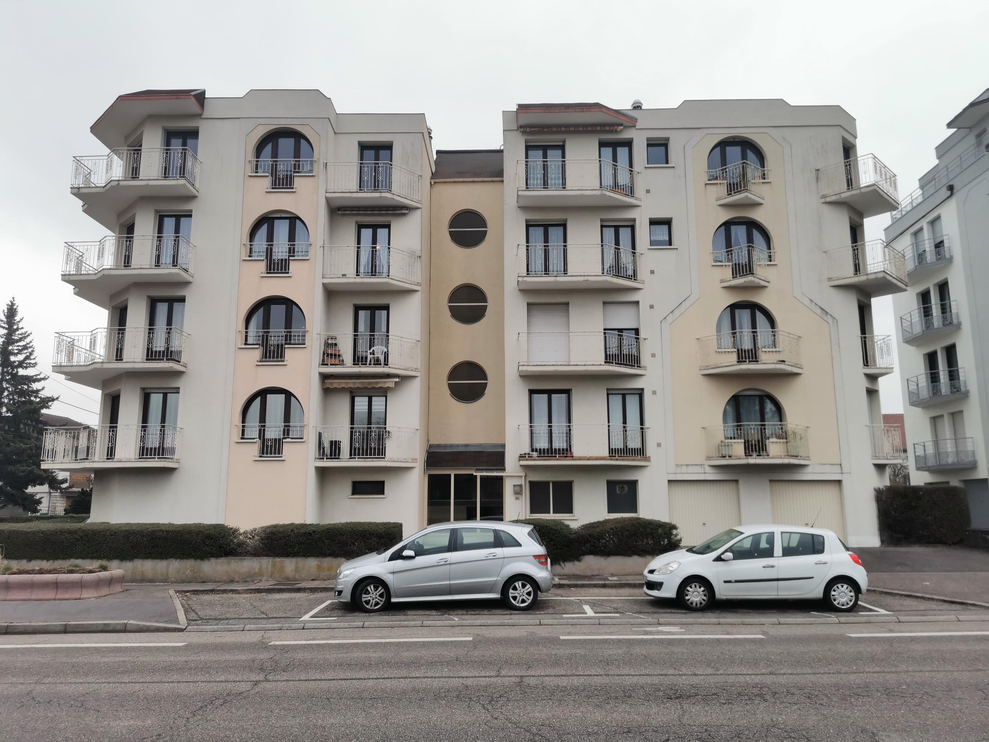 Immeuble des années 80 avec un côté balnéaire dans une banlieue résidentielle de Nancy.