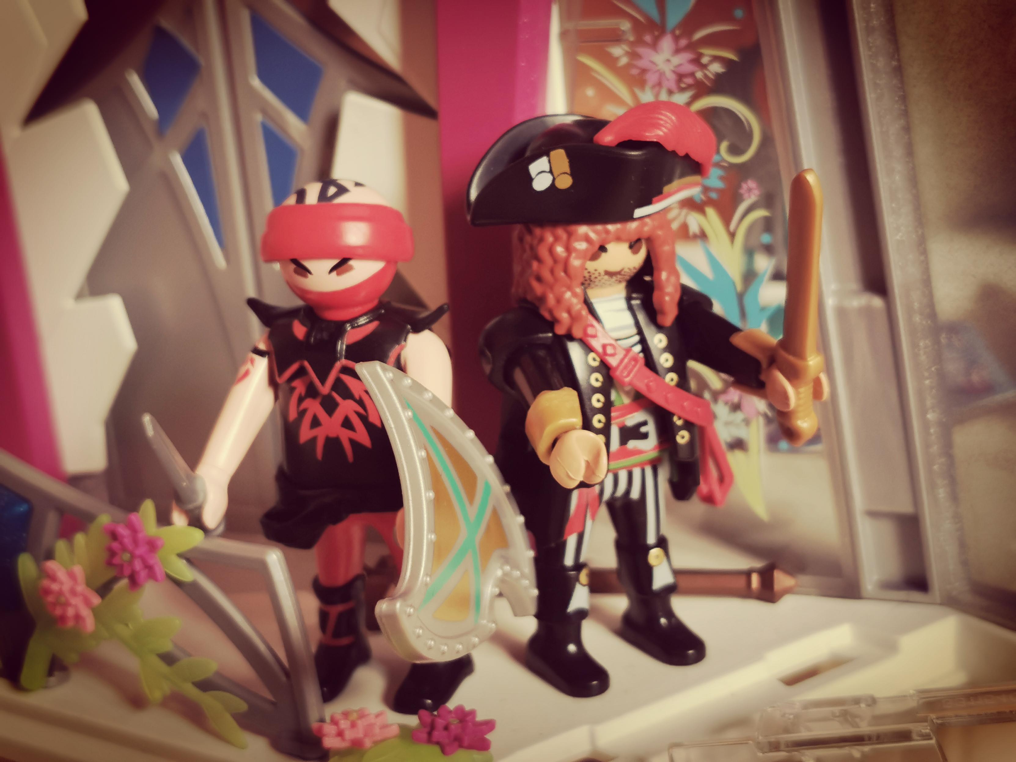 Deux playmobils, entre bandits et pirates.