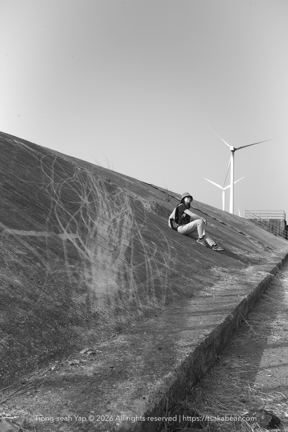 Black and white photography, texture and perspective | Tiong-seah Yap © 2026 All rights reserved | https://tsakabear.com | Credited model : Sandy Cheng (https://riversidepebble.wordpress.com/ )