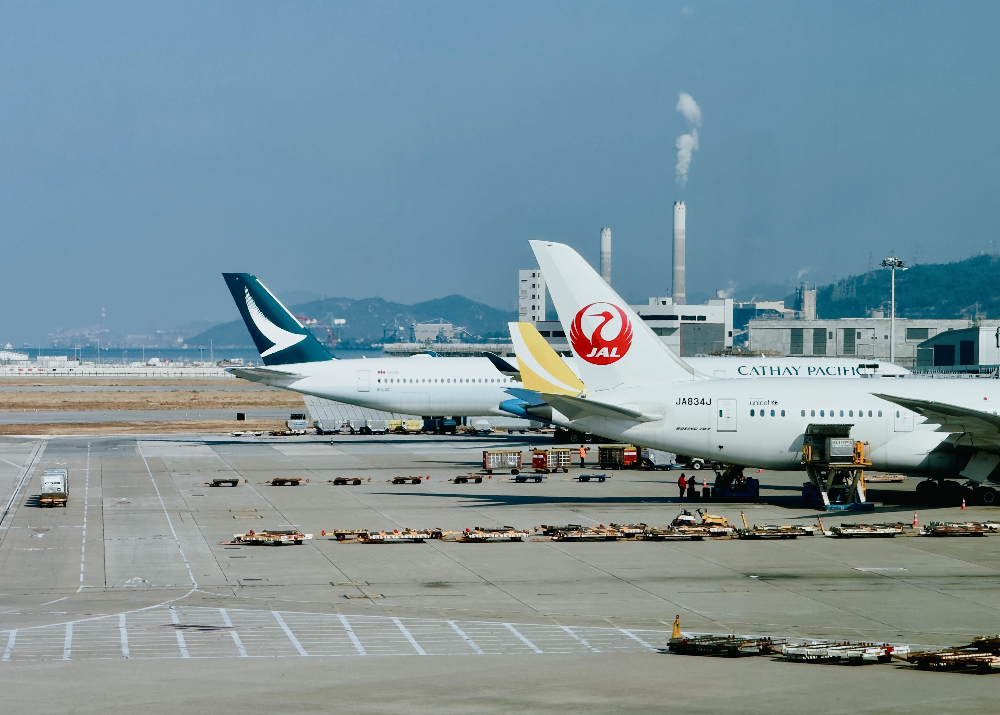 香港国际机场停靠中的几架飞机，包括国泰航空和日本航空。