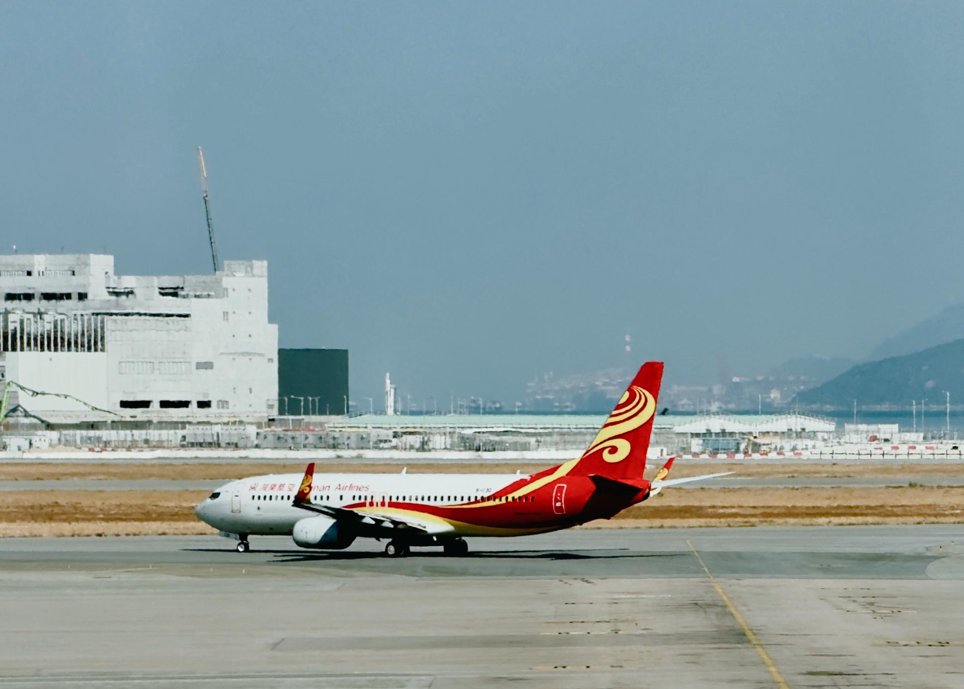 一架中国南方航空的飞机在机场跑道上准备起飞。