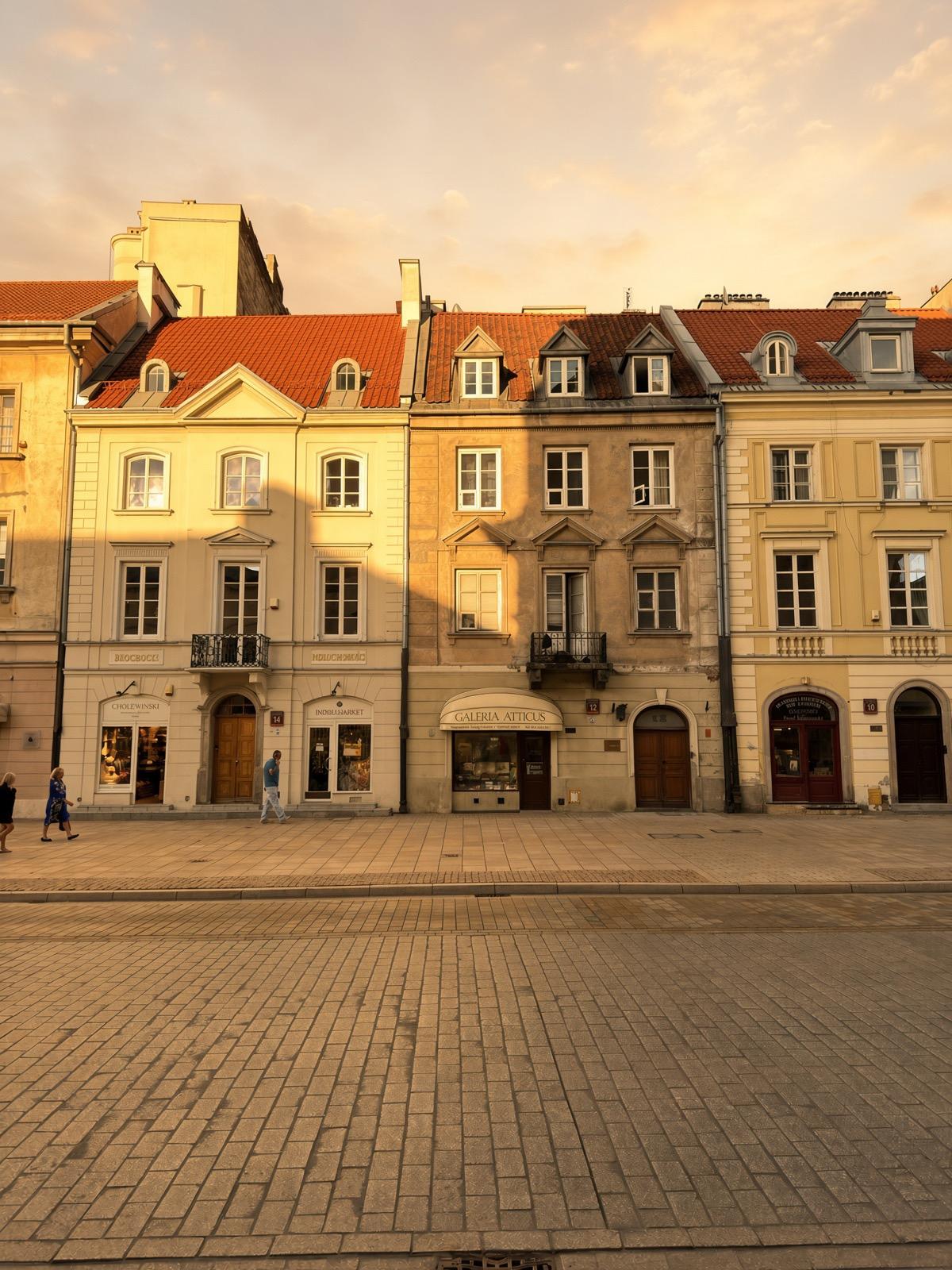 Warszawa przed wieczorem.
Kamienice łapią ostatnie światło.
Cześć — Artur. Zdjęcia, synth, cichy scroll.
#introductions #Warsaw #photography