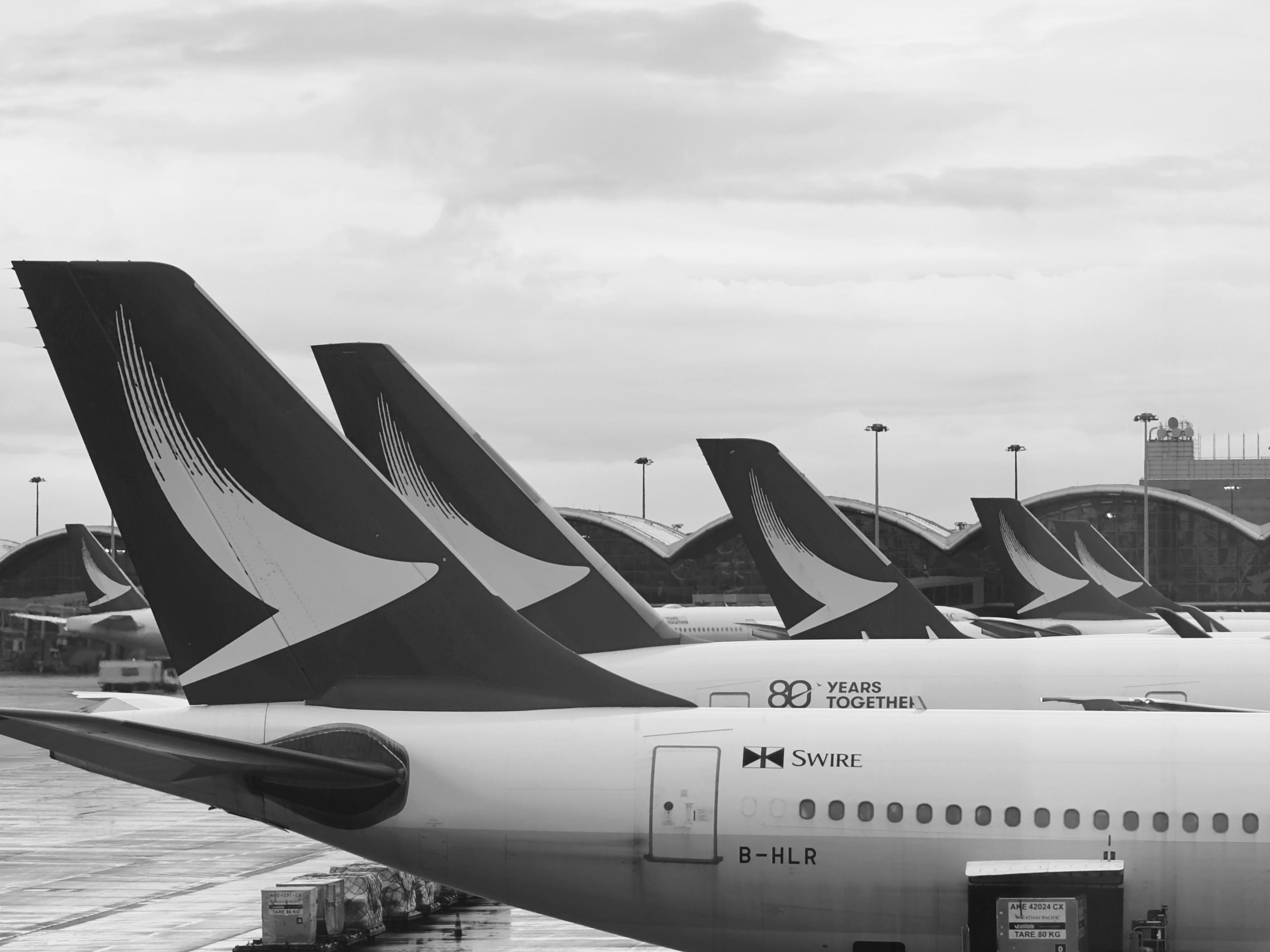 机场停靠的多架航空公司飞机尾翼排列在一起。