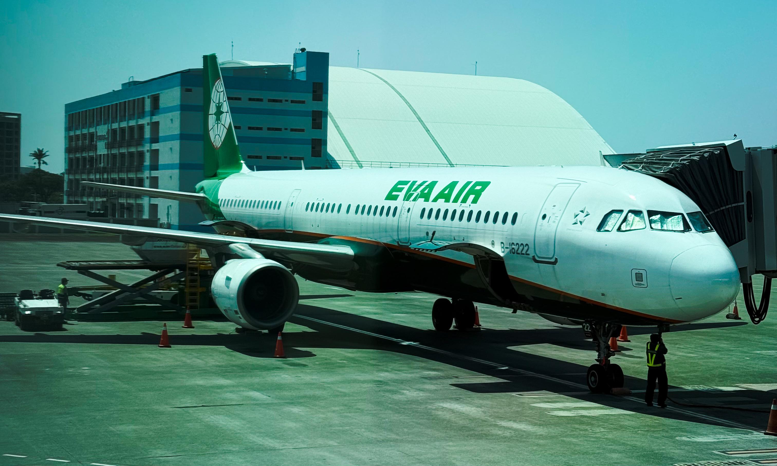启德航空公司飞机在机场登机门前等待登机。