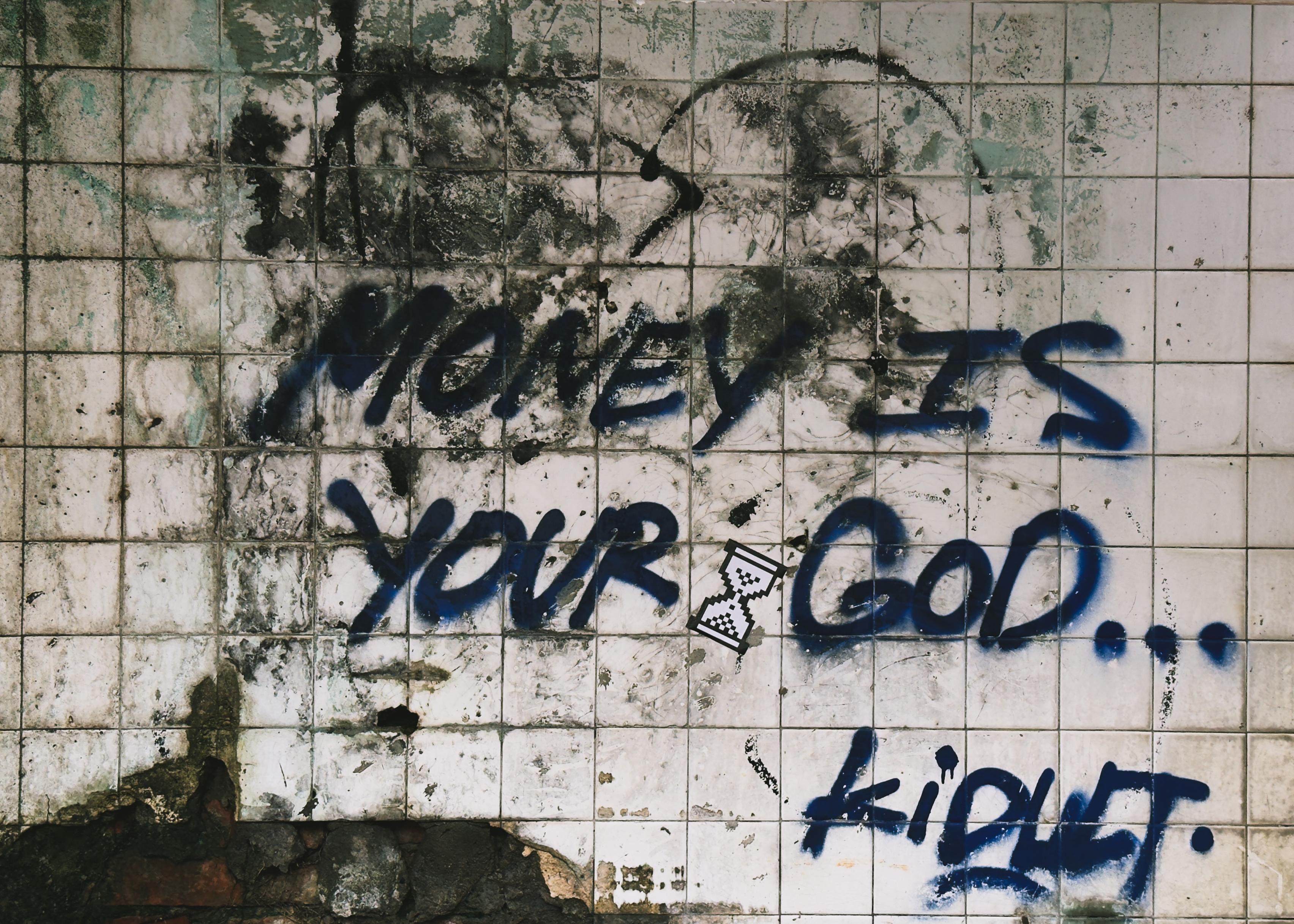 “墙上的涂鸦写着‘Make your good’和一些黑色的涂料，背景是破损的瓷砖墙。”
