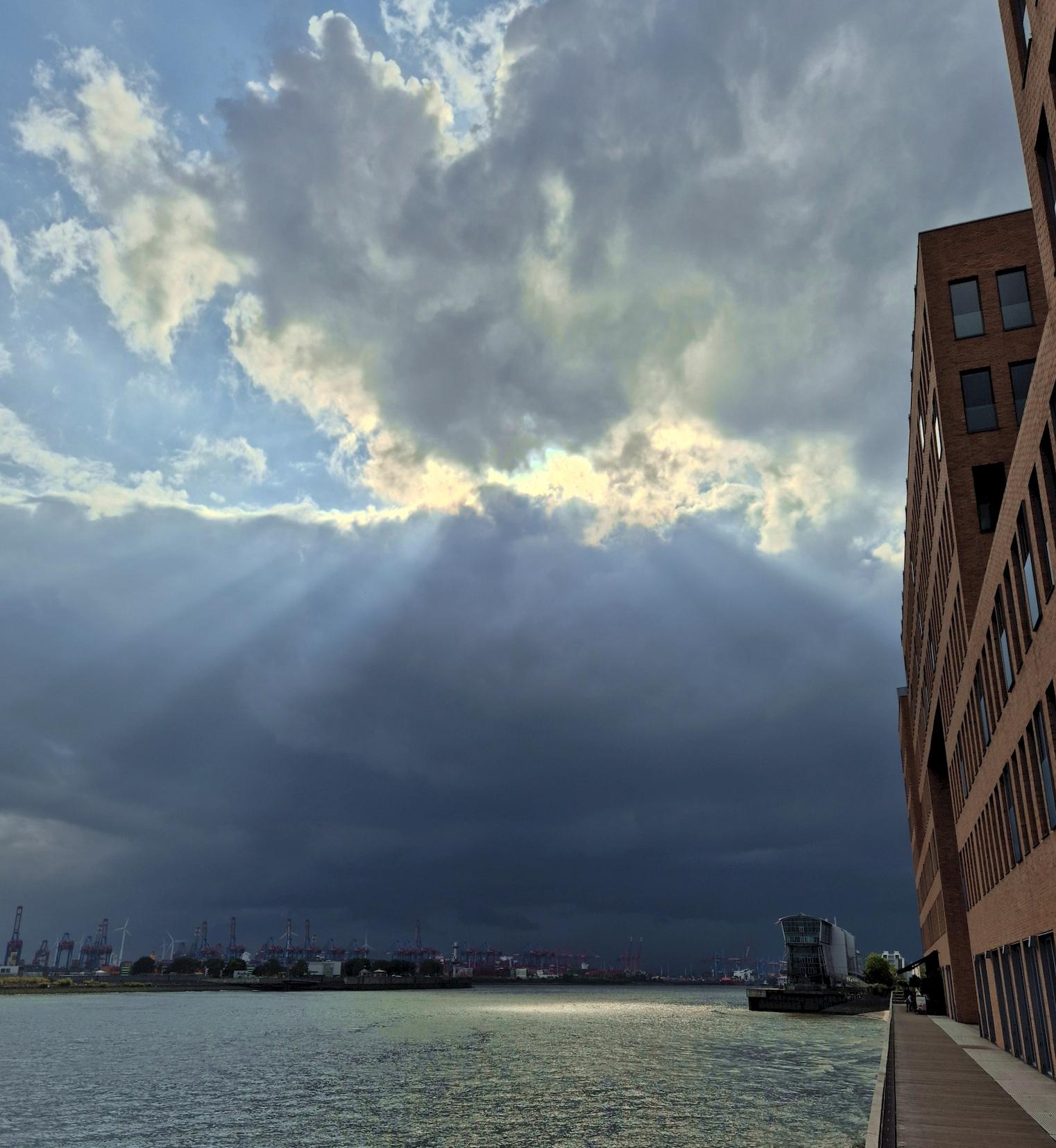 Eine "dramatische" Wetterstimmung über dem Hamburger Hafen. Kurz darauf verschwand die Sonne endgültig hinter den finsteren Wolken und ein Unwetter brach los.