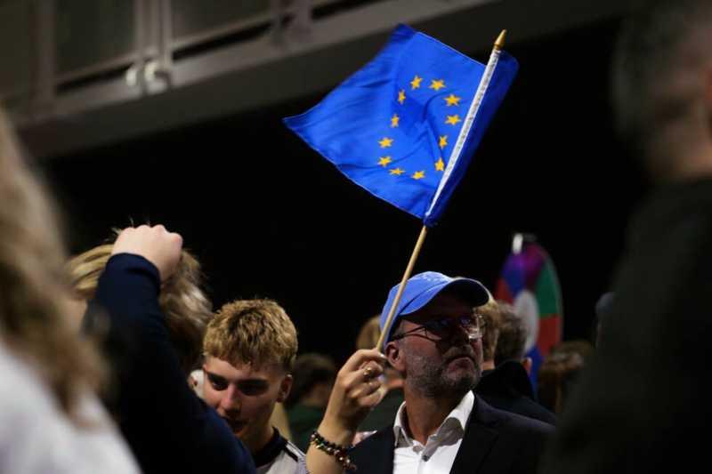 Icelandic voters reject a proposal to restart negotiations to join the European UnionIcelands voters have rejected a referendum to restart negotiations to join the European Union. RÚV, the national broadcaster, said opponents defeated the measure by a margin of 52.8 to 47.2. #News #Iceland #EU #theEuropeanUnion
