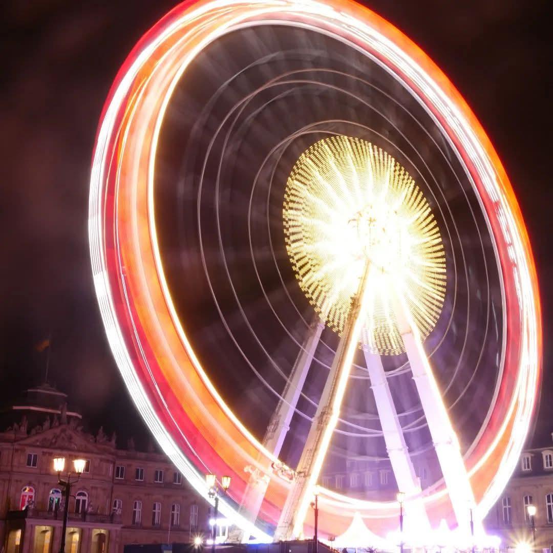 Das langzeitbelichtete Riesenrad auf dem Schlossplatz in Stuttgart war Teil der Fotoexperimente eines Knippskurses. Es wirkt als hätte jemand vorgespult und zum Glück stand ich als Fotograf vor dem beschleunigten Objekt. Stuttgart 2022
