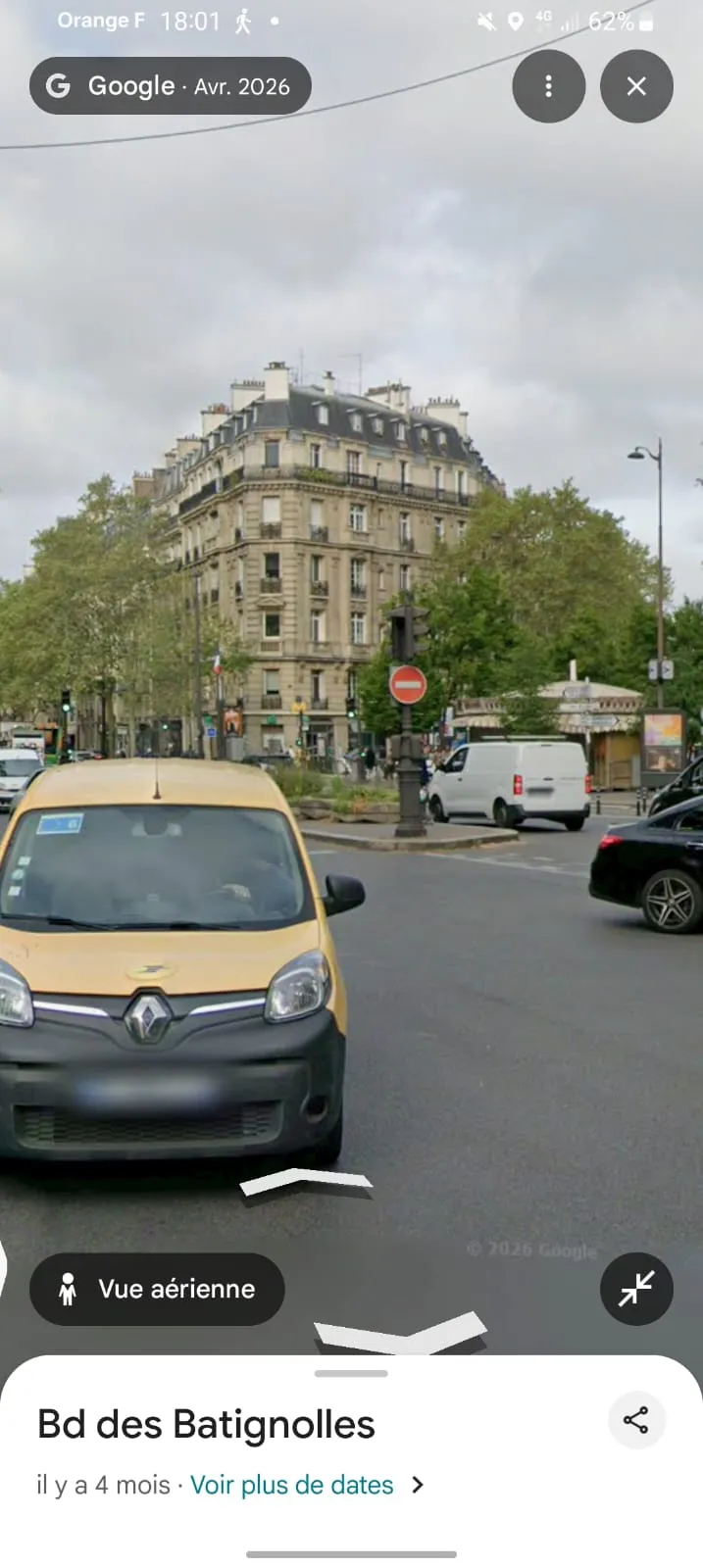 Place Prosper-Goubaux, à l'angle du boulevard de Courcelles et de l'avenue de Villiers, à Paris.
Photographie de Google, 2026.