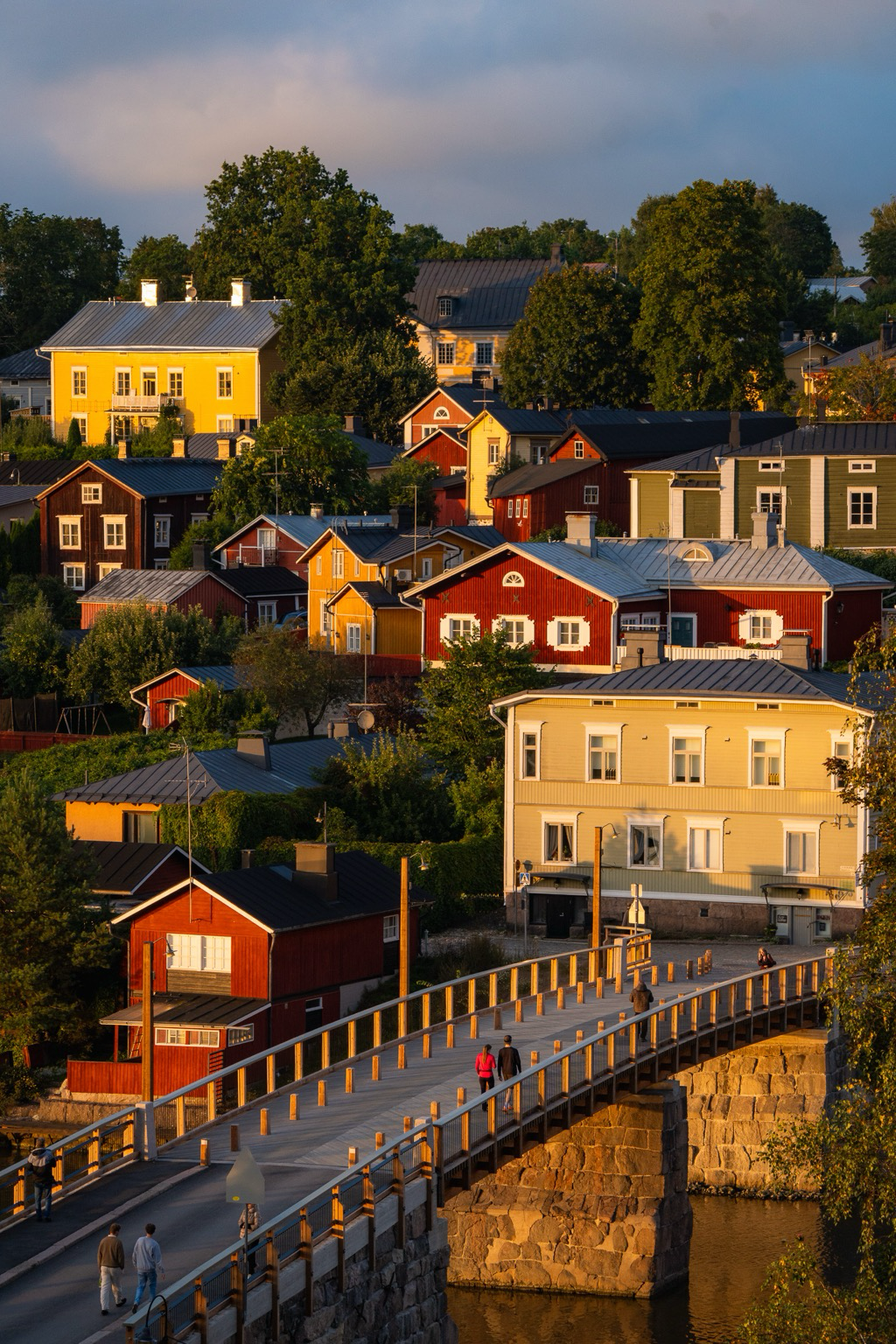 Bunter Häuser, aufgestaffelt am Fluss