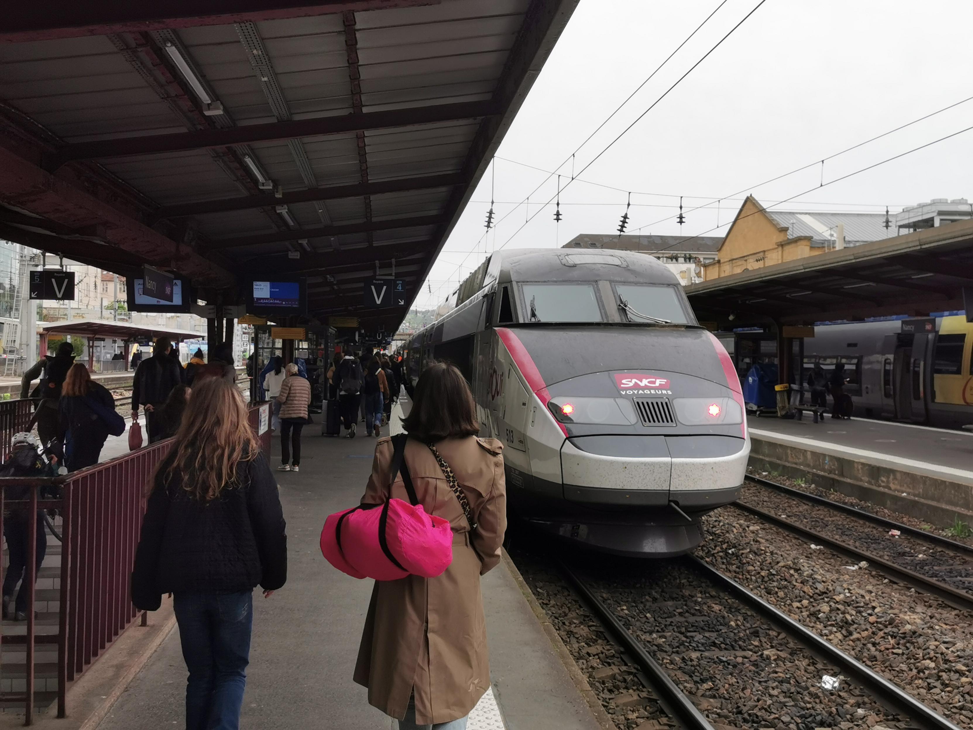 Quai de gare, les voyageurs avancebt vers une rame de TGV.