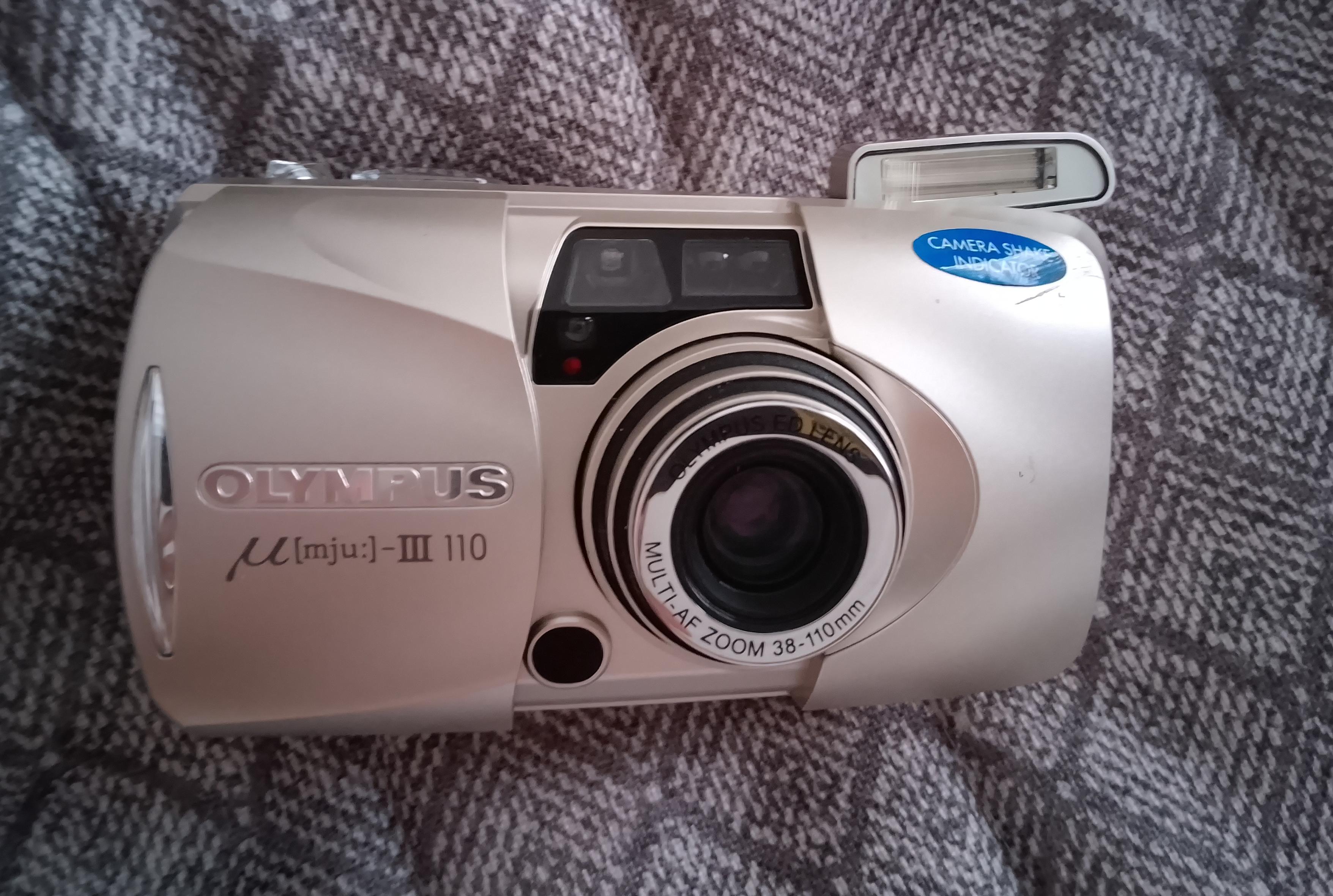 Un boîtier olympus Mju 2 zoom