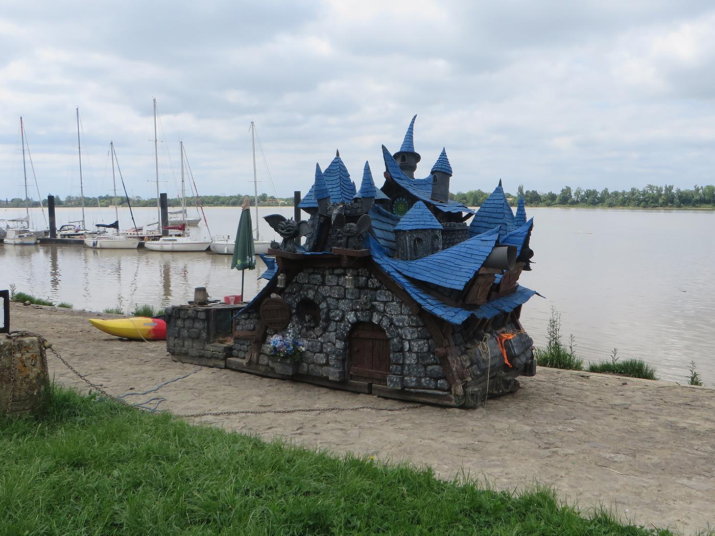 château flottant façon hobbit amarré sur le quai