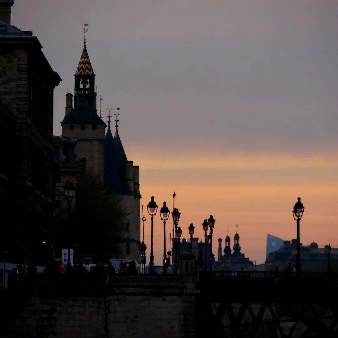 Abendstimmung beid der Ile de Cite in Paris vom Ausflugsschiff der Seine aus. Paris 2026