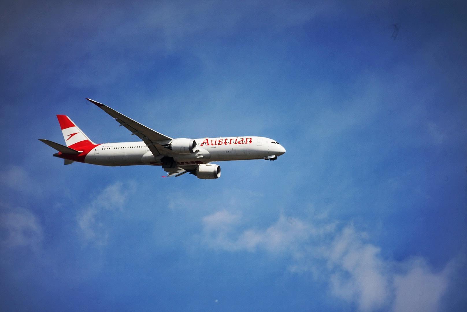Flugzeug vor Himmel mit einigen Wolken